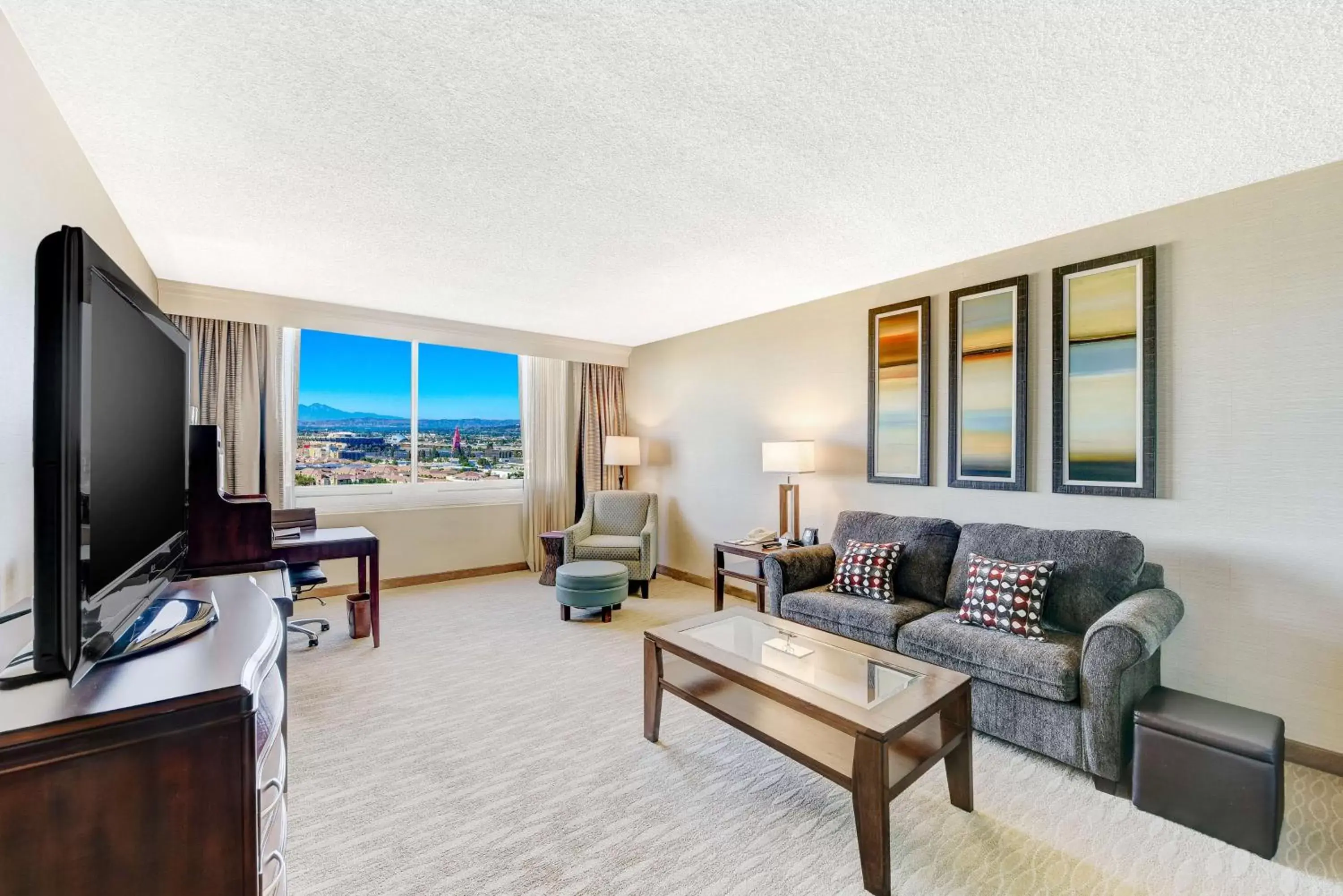 Living room, Seating Area in Hotel Fera Anaheim, a DoubleTree by Hilton Hotel