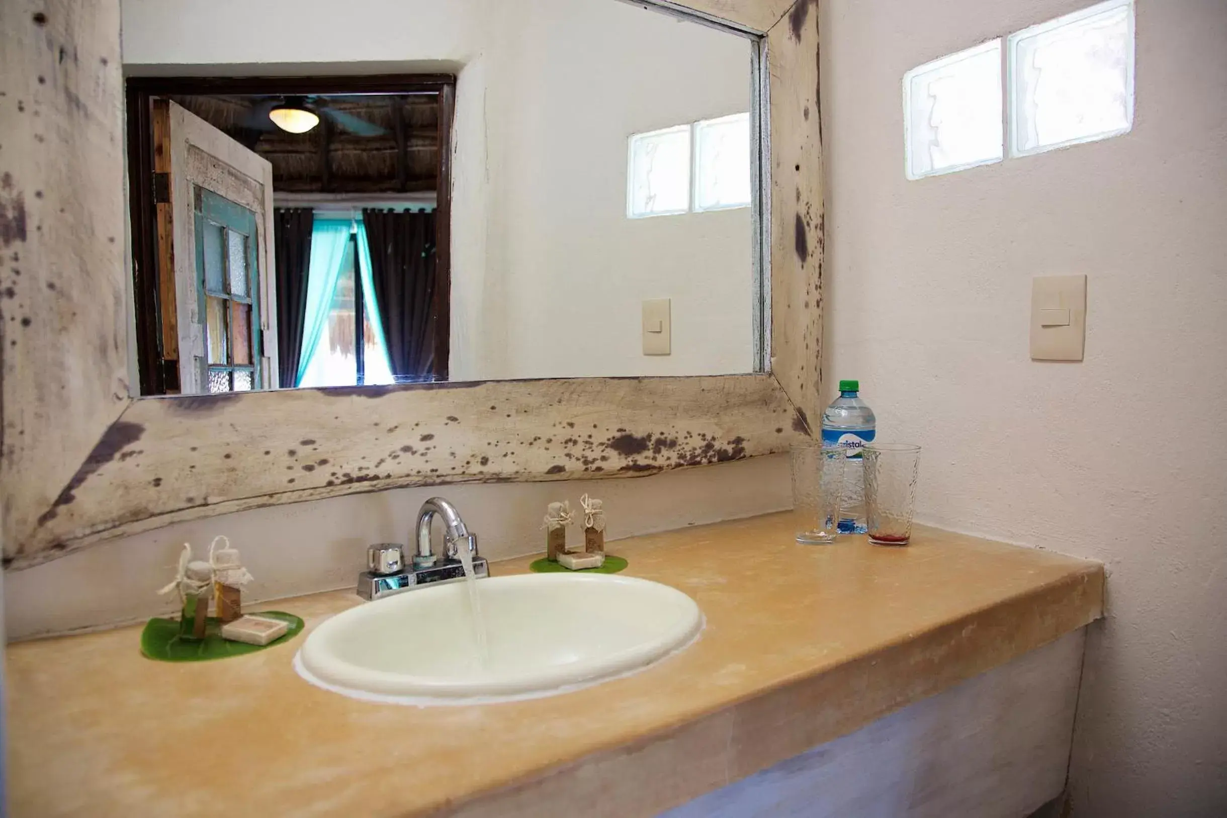 Decorative detail, Bathroom in Punta Piedra Beach Posada