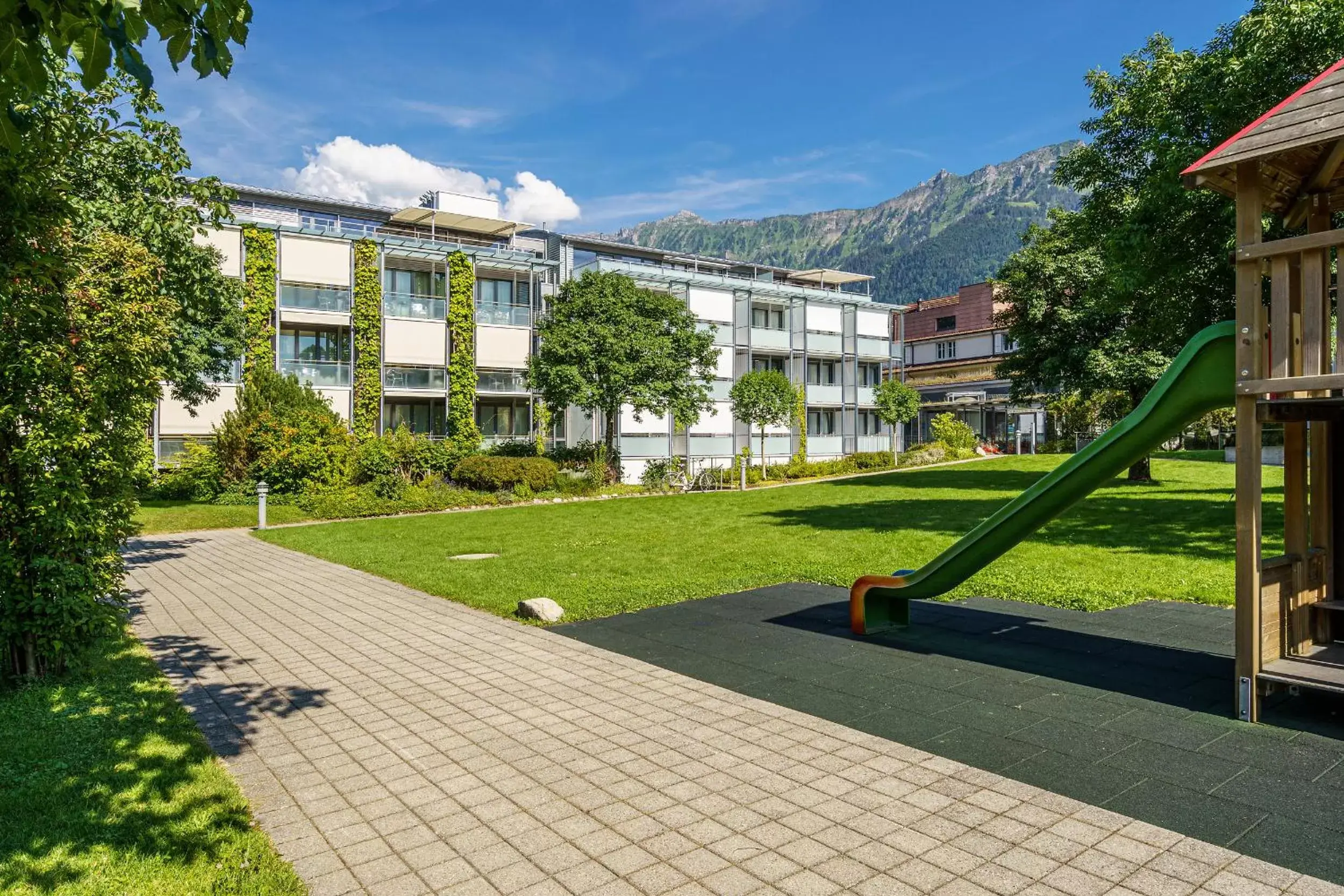 Facade/entrance, Property Building in Hotel Artos Interlaken