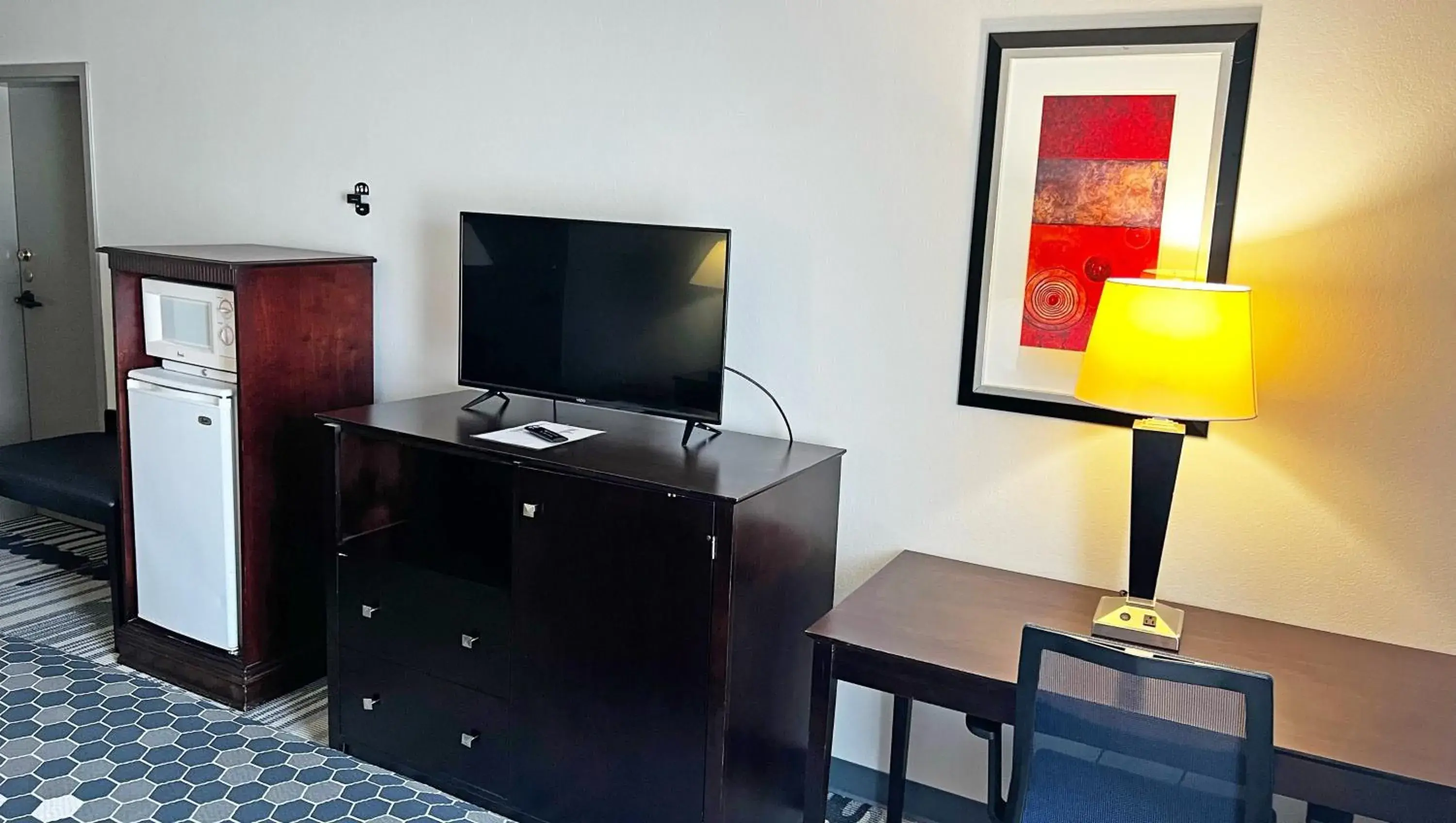 Bedroom, TV/Entertainment Center in Super Inn and Suites Philadelphia