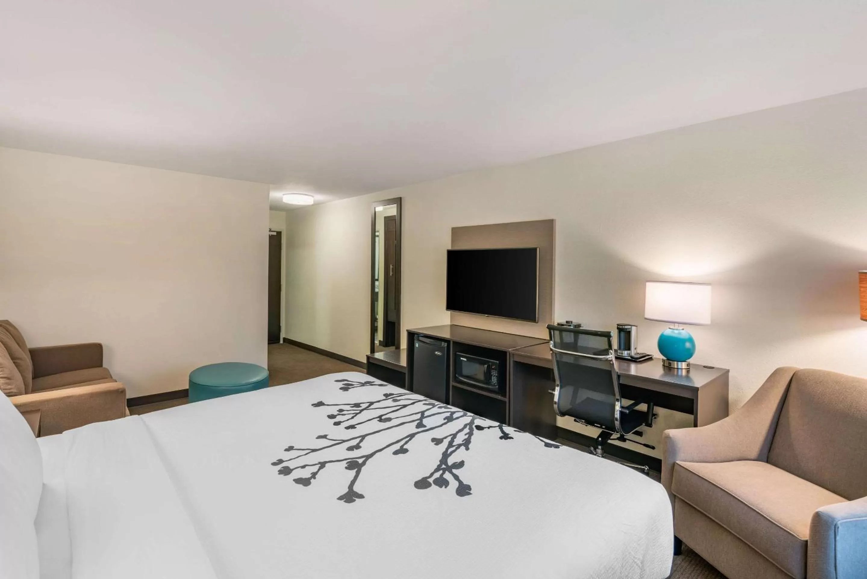 Photo of the whole room, Bed in Sleep Inn Spokane Airport