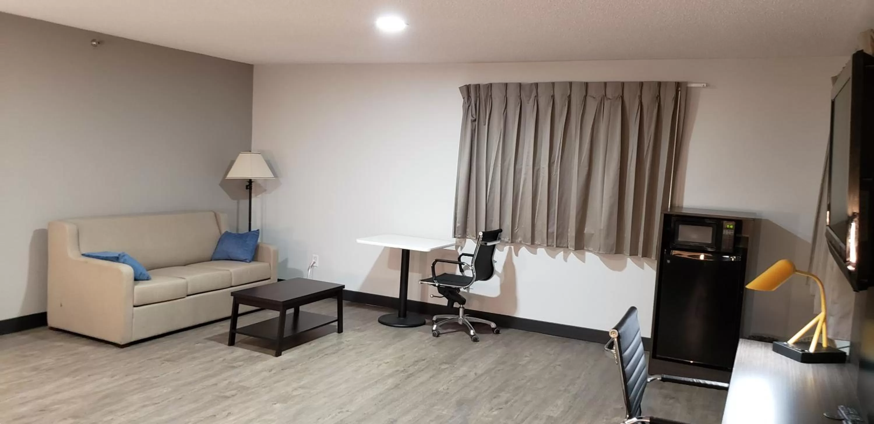 Seating area in Motel 6-Kewanee, IL