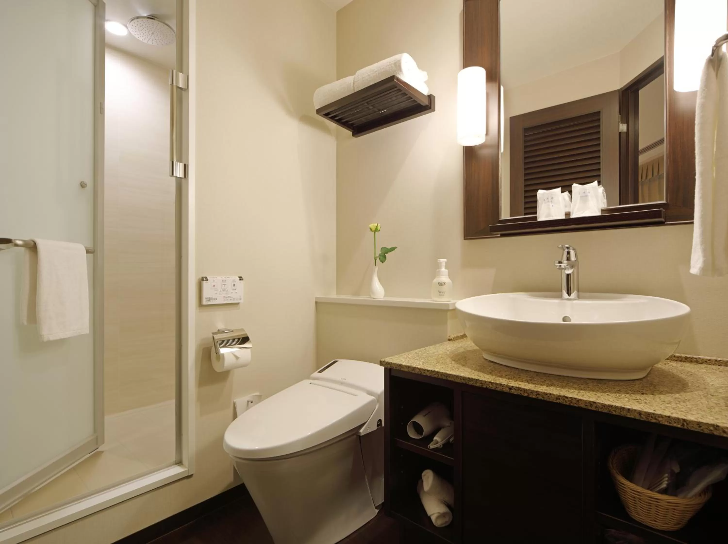 Toilet in Red Roof Inn & Suites Osaka Namba Nipponbashi