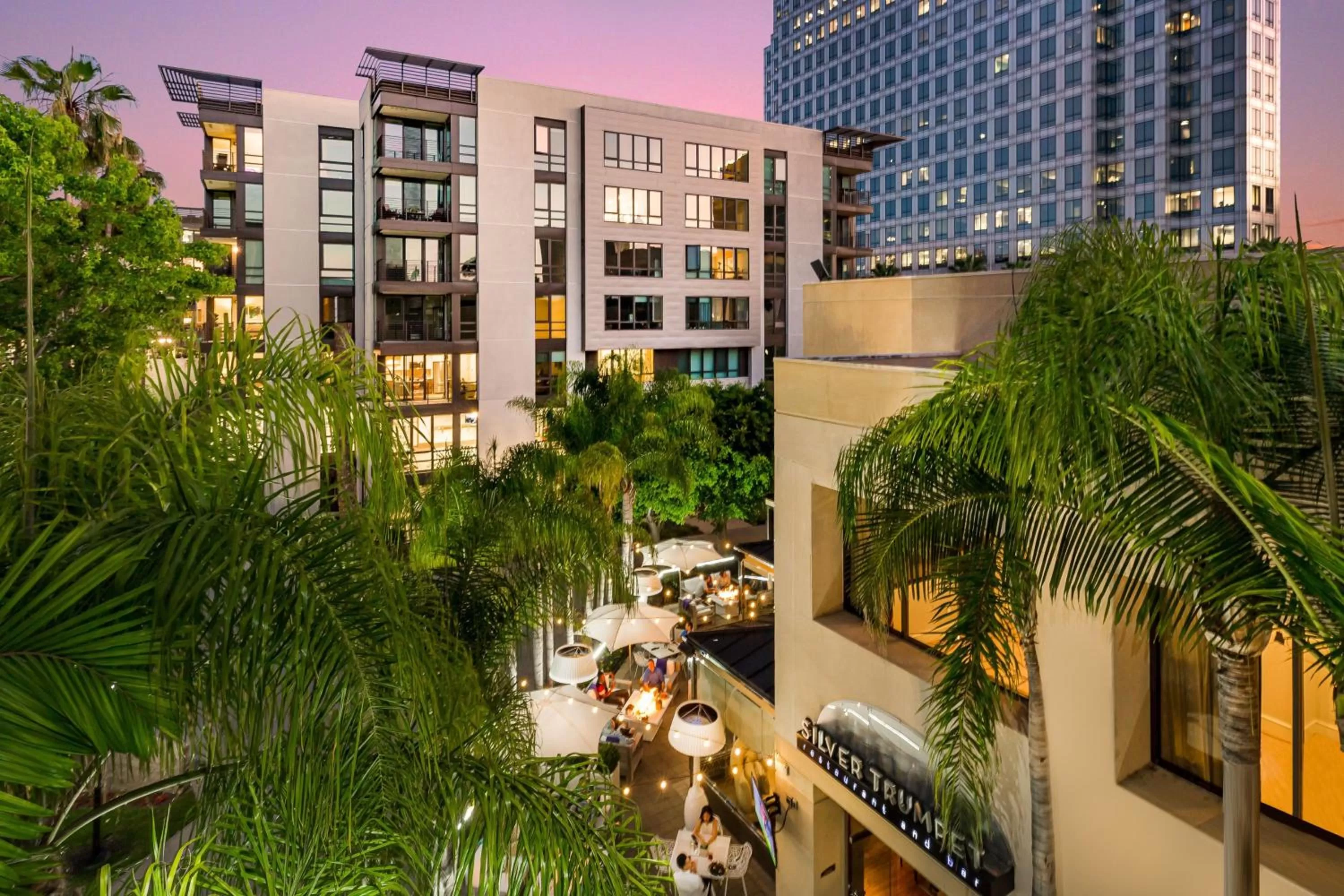 Lounge or bar in Avenue of the Arts Costa Mesa, a Tribute Portfolio Hotel