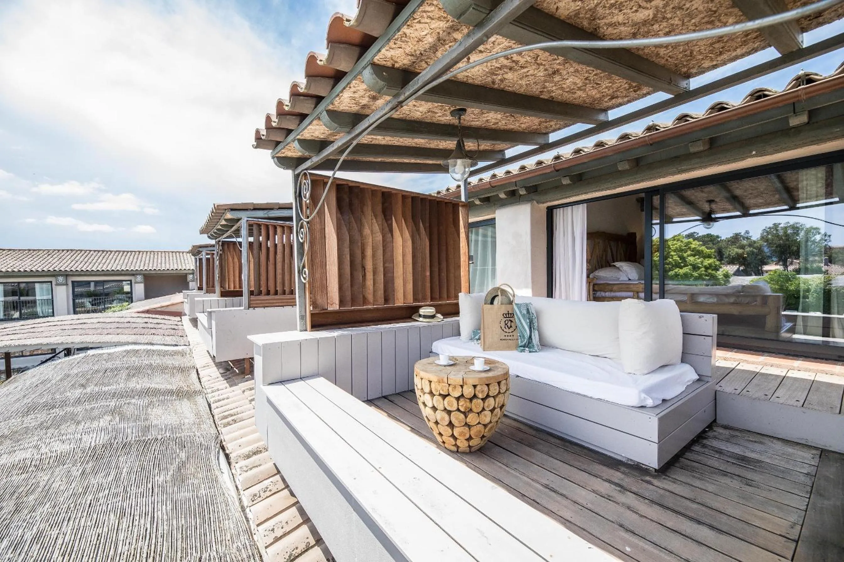 Patio in Hôtel Le Roi Théodore & Spa