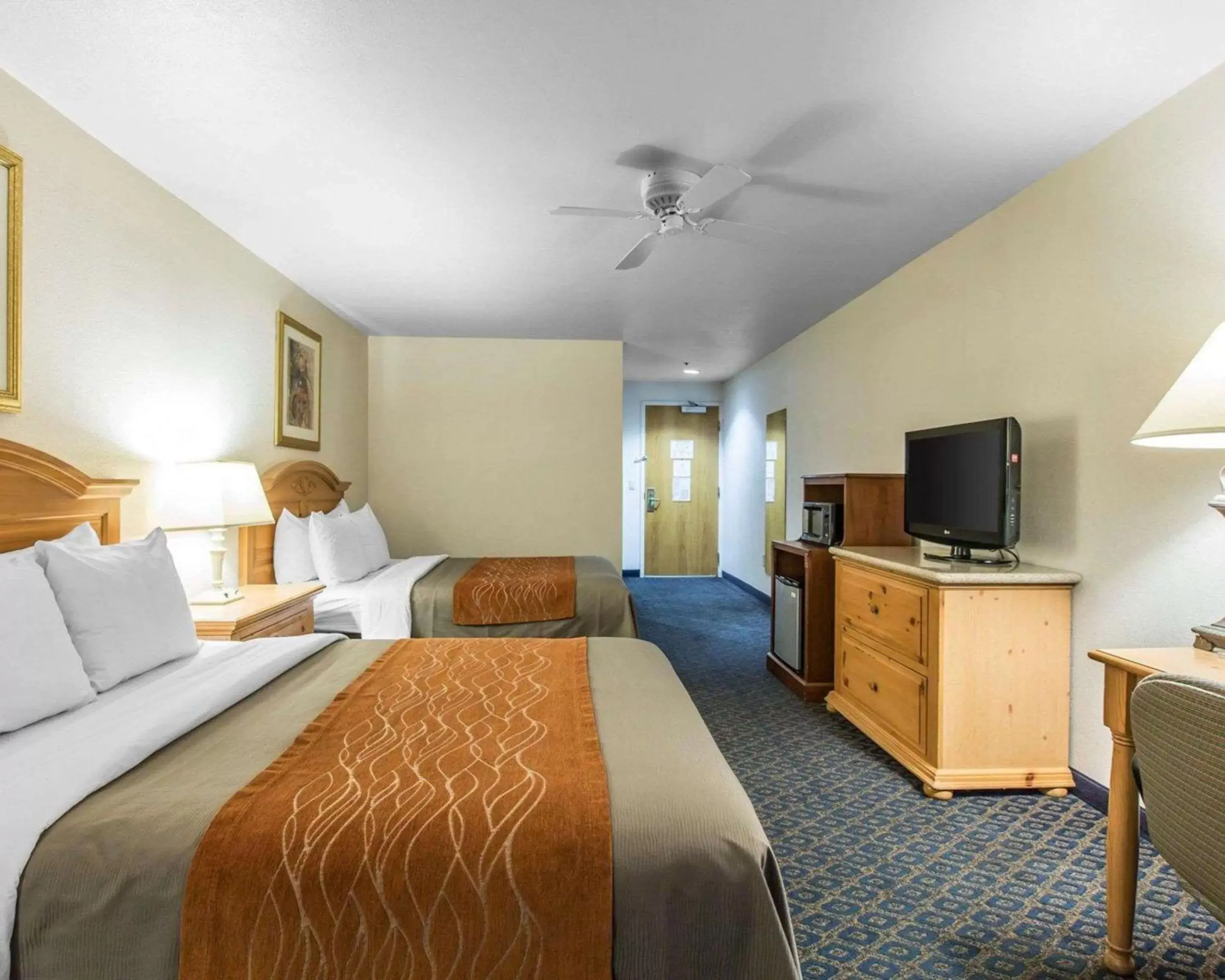 Photo of the whole room, TV/Entertainment Center in Comfort Inn & Suites Sequoia Kings Canyon - Three Rivers