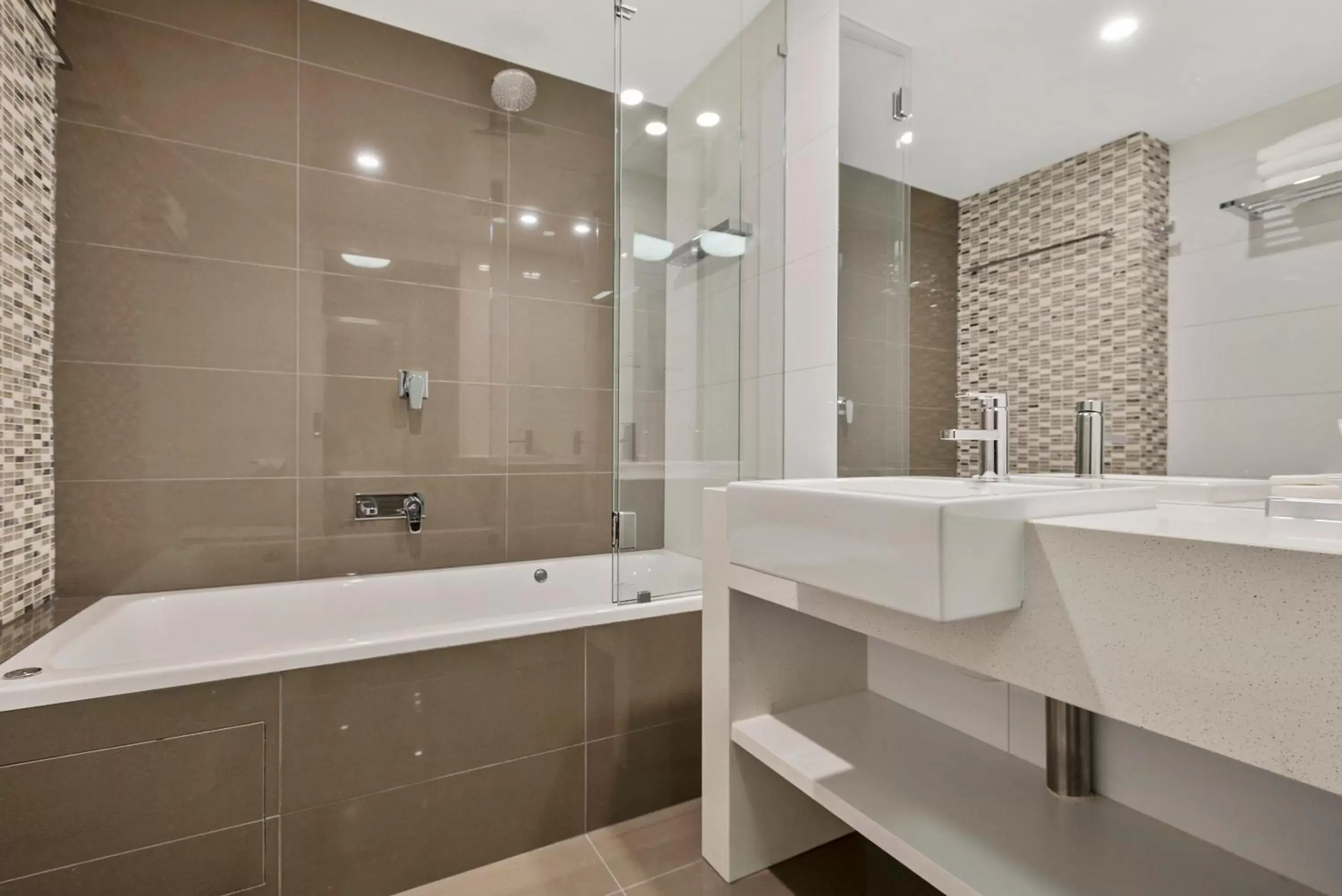 Bathroom in Quality Hotel Wangaratta Gateway