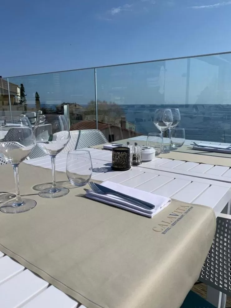 Restaurant/Places to Eat in Hôtel Calavita Rooftop & Spa