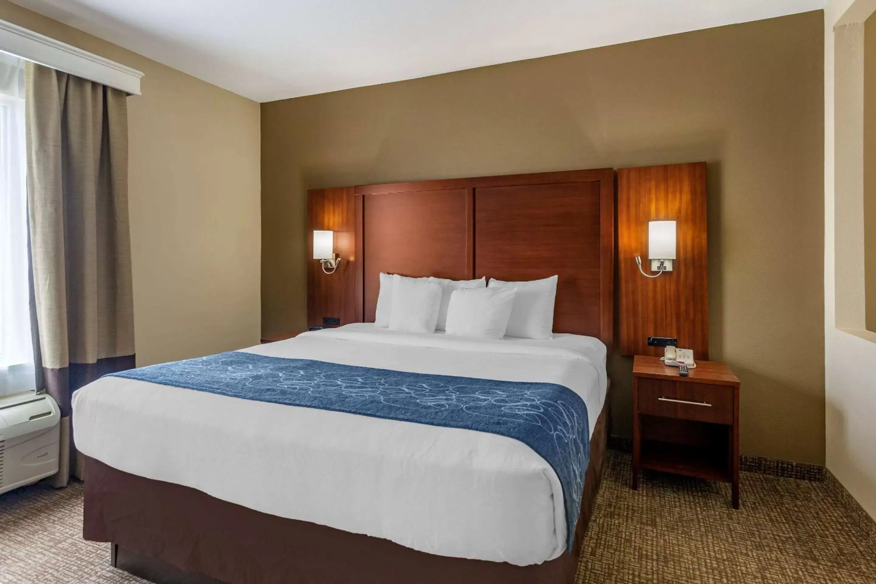 Photo of the whole room, Bed in Comfort Suites At Rivergate Mall