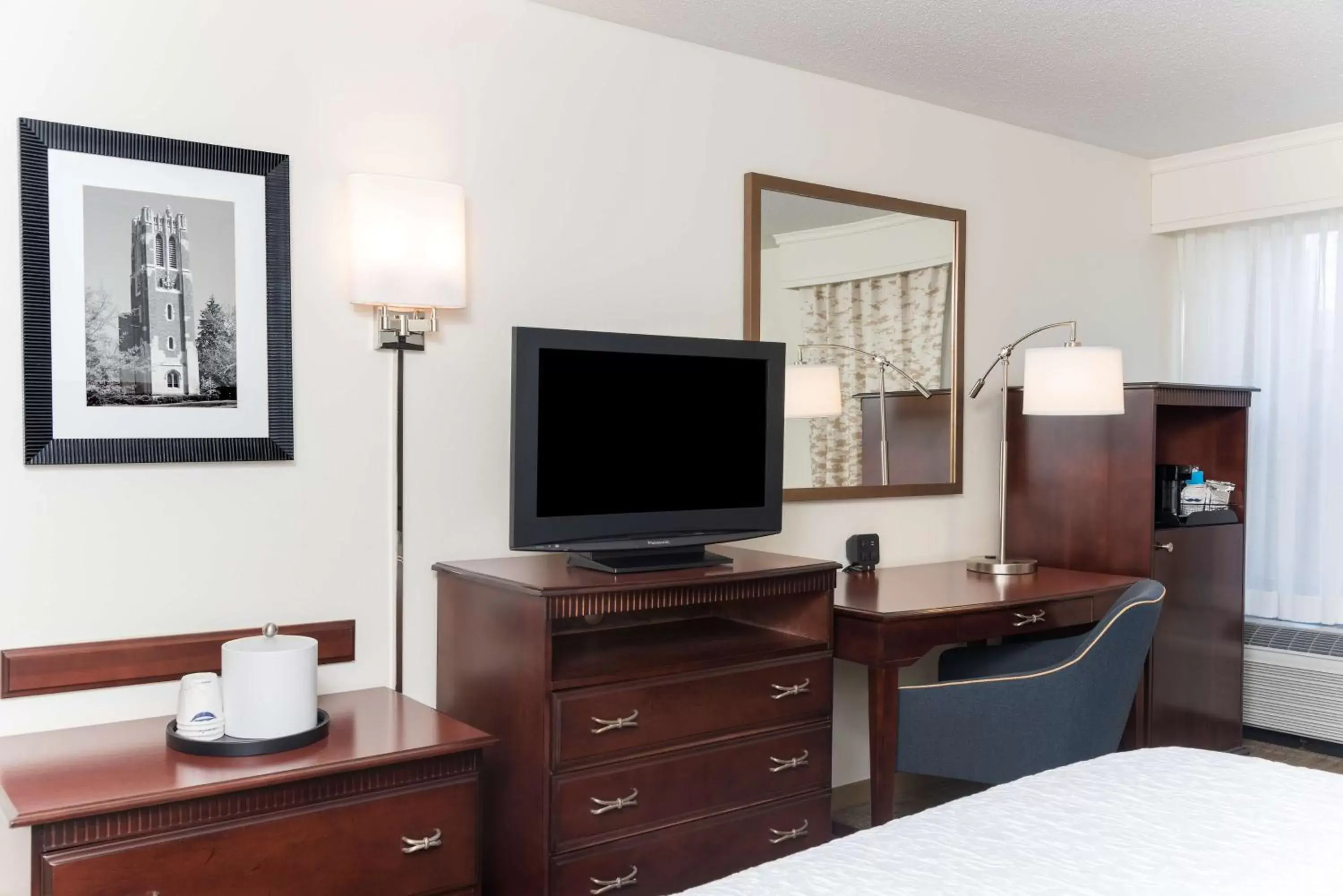 Bedroom, TV/Entertainment Center in Hampton Inn East Lansing