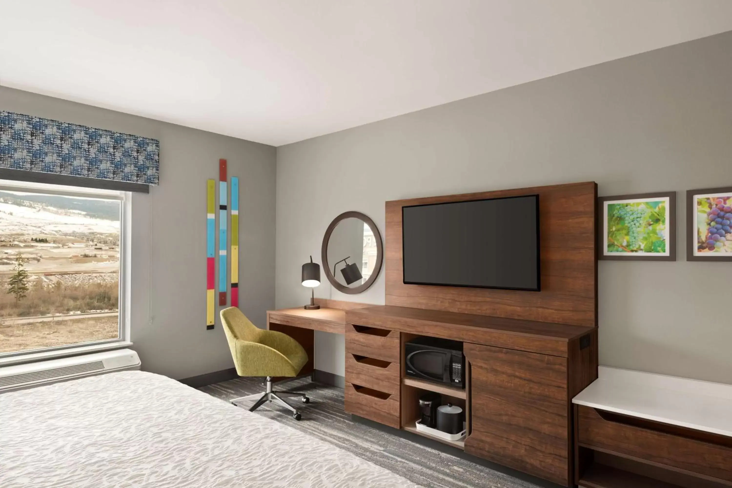 Bedroom, TV/Entertainment Center in Hampton Inn & Suites Kelowna, British Columbia, Canada