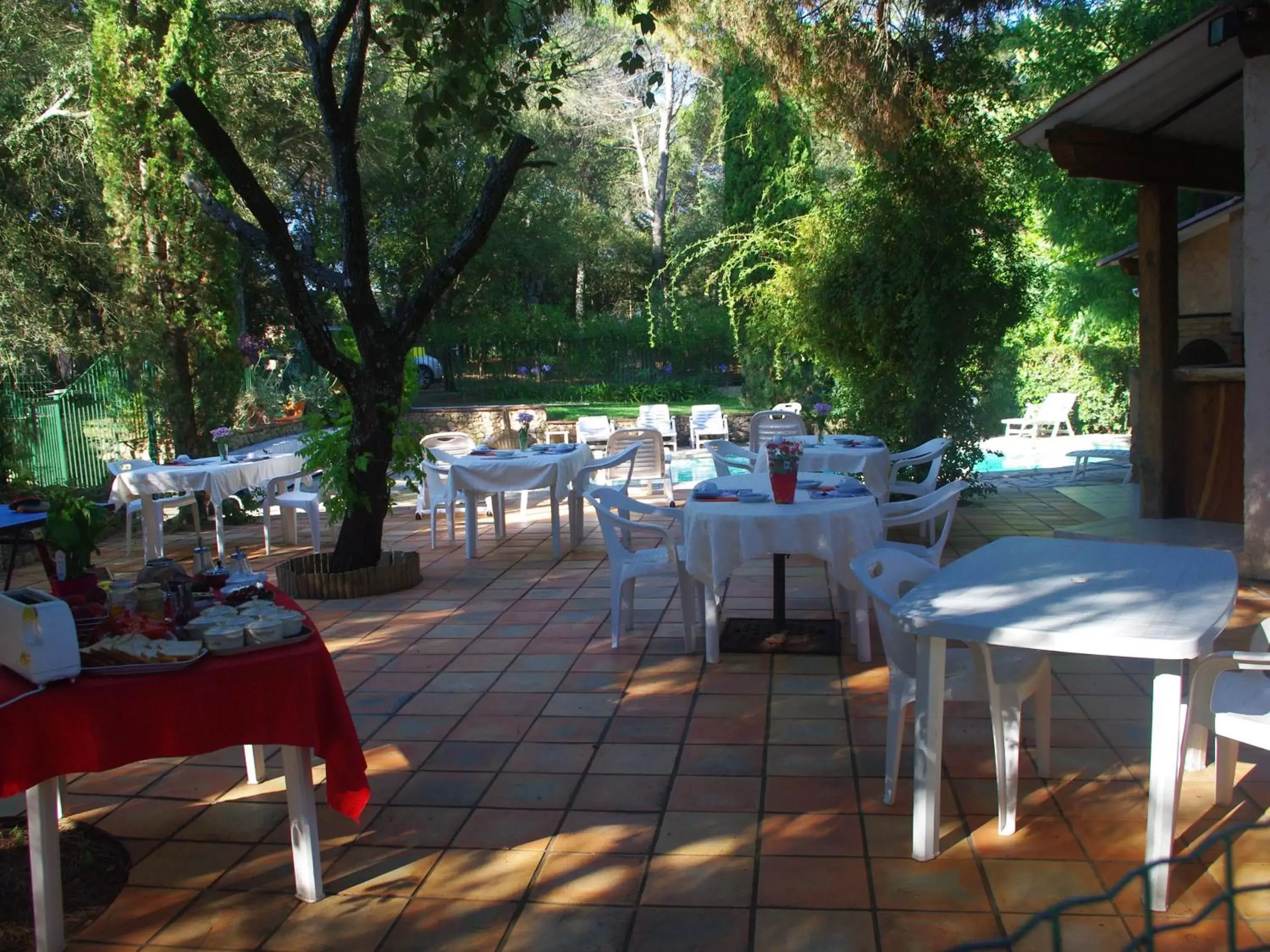 Pool view, Restaurant/Places to Eat in Les Chambres d'Hotes au Bois Fleuri