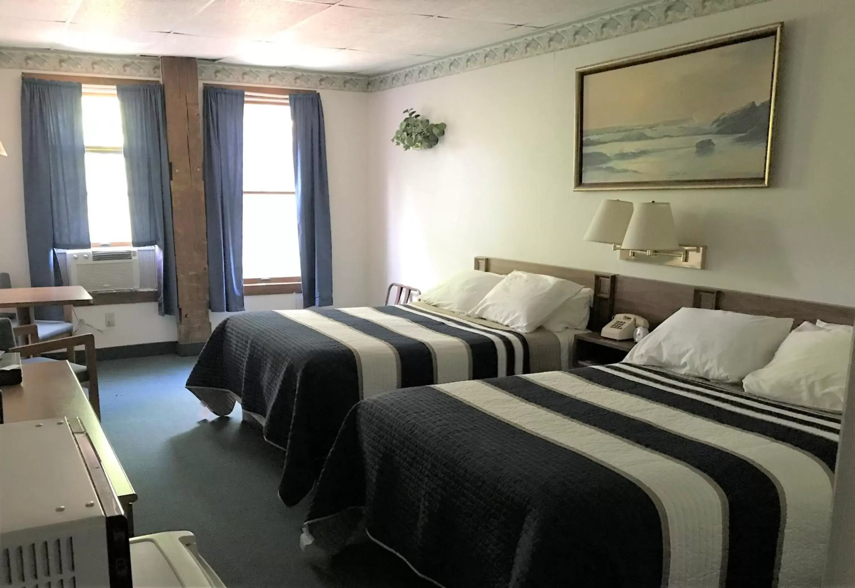 Photo of the whole room, Bed in Lake Ontario Motel & Inn