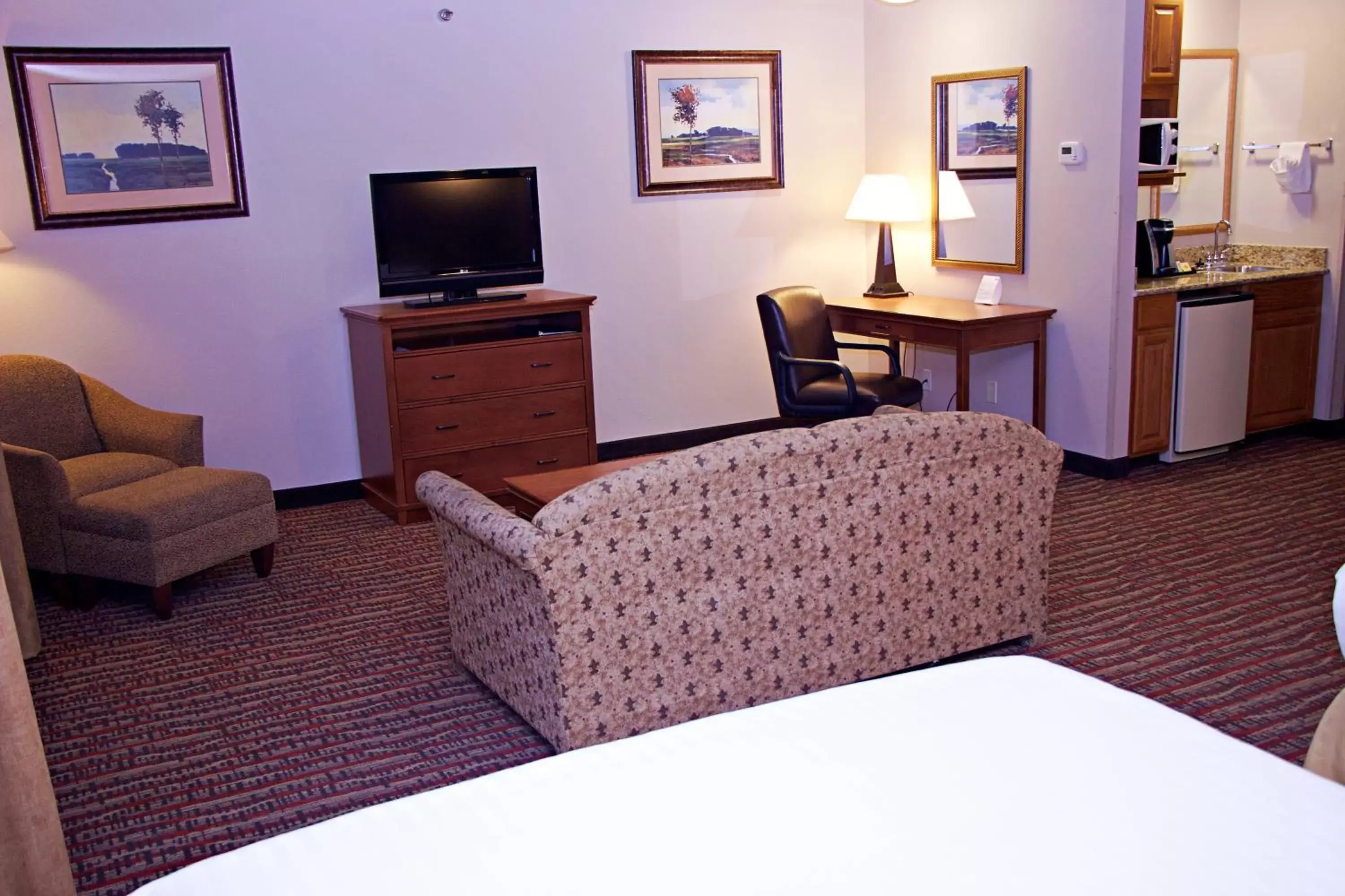 Photo of the whole room, Seating Area in Holiday Inn Express Hotel & Suites Pierre-Fort Pierre, an IHG Hotel