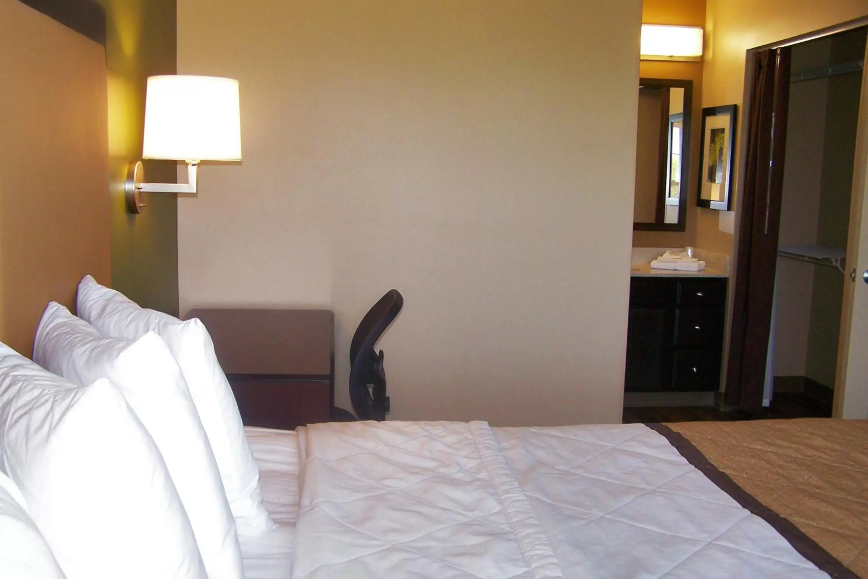 Bed in Extended Stay America Suites - Memphis - Wolfchase Galleria