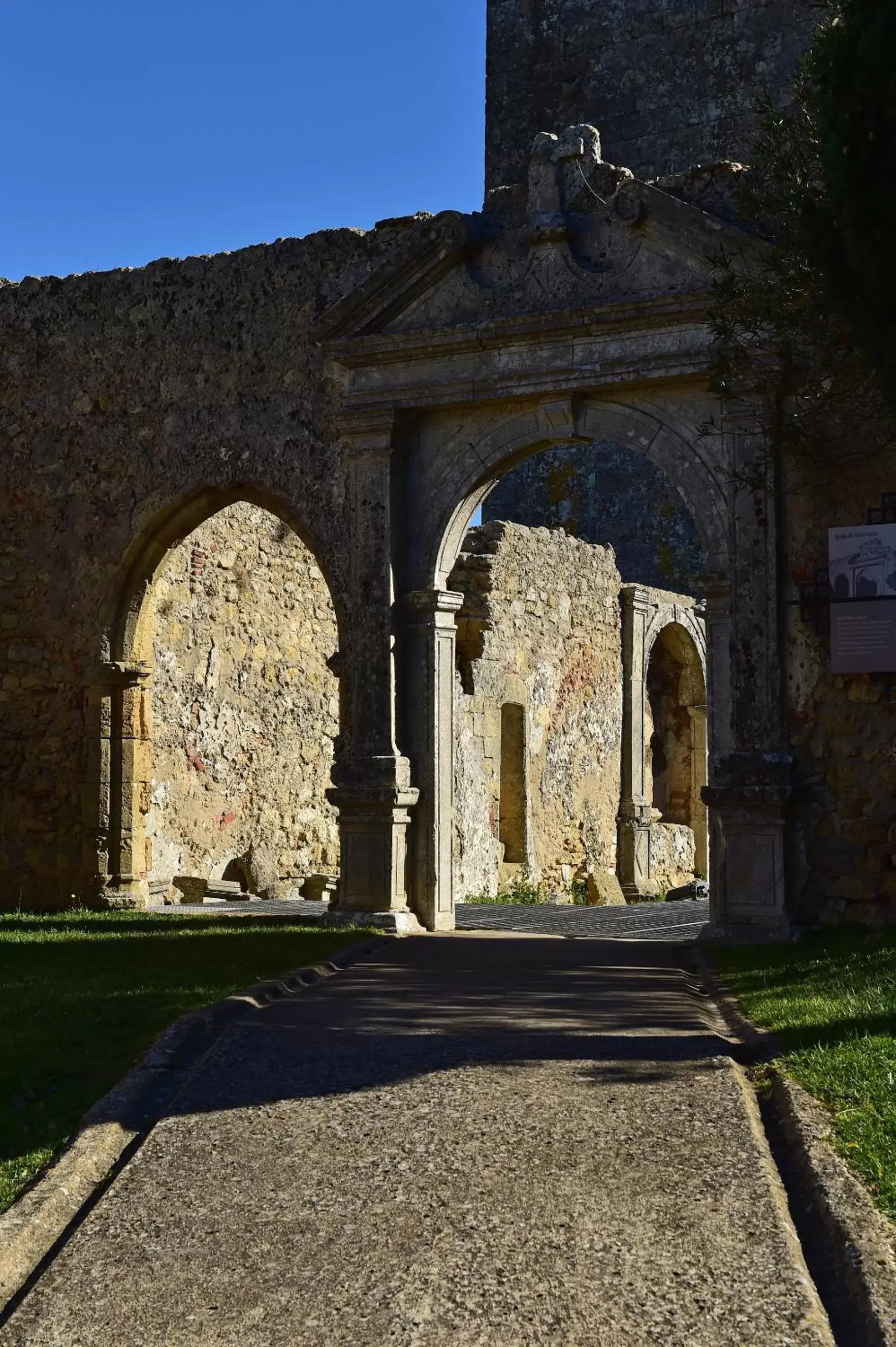 Nearby landmark, Facade/Entrance in Pousada Castelo de Palmela