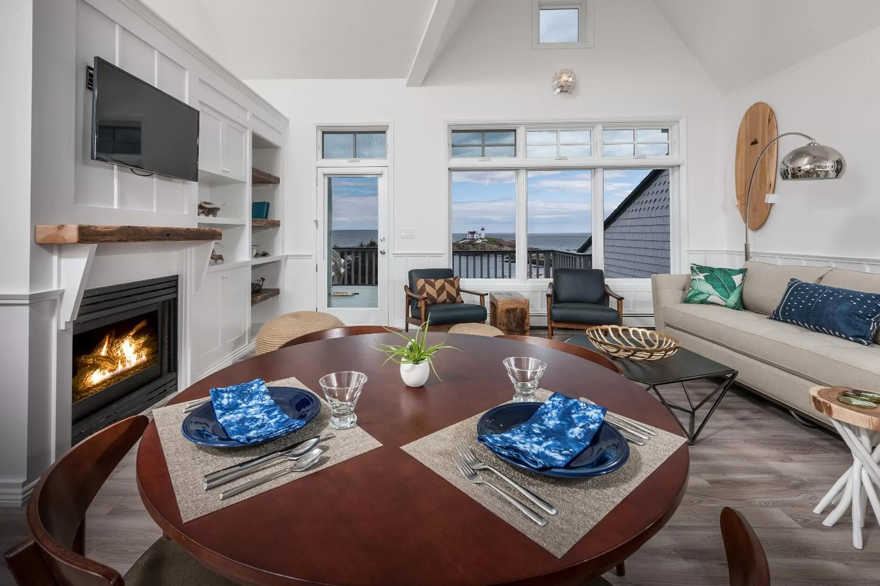 Living room, Dining Area in ViewPoint Hotel