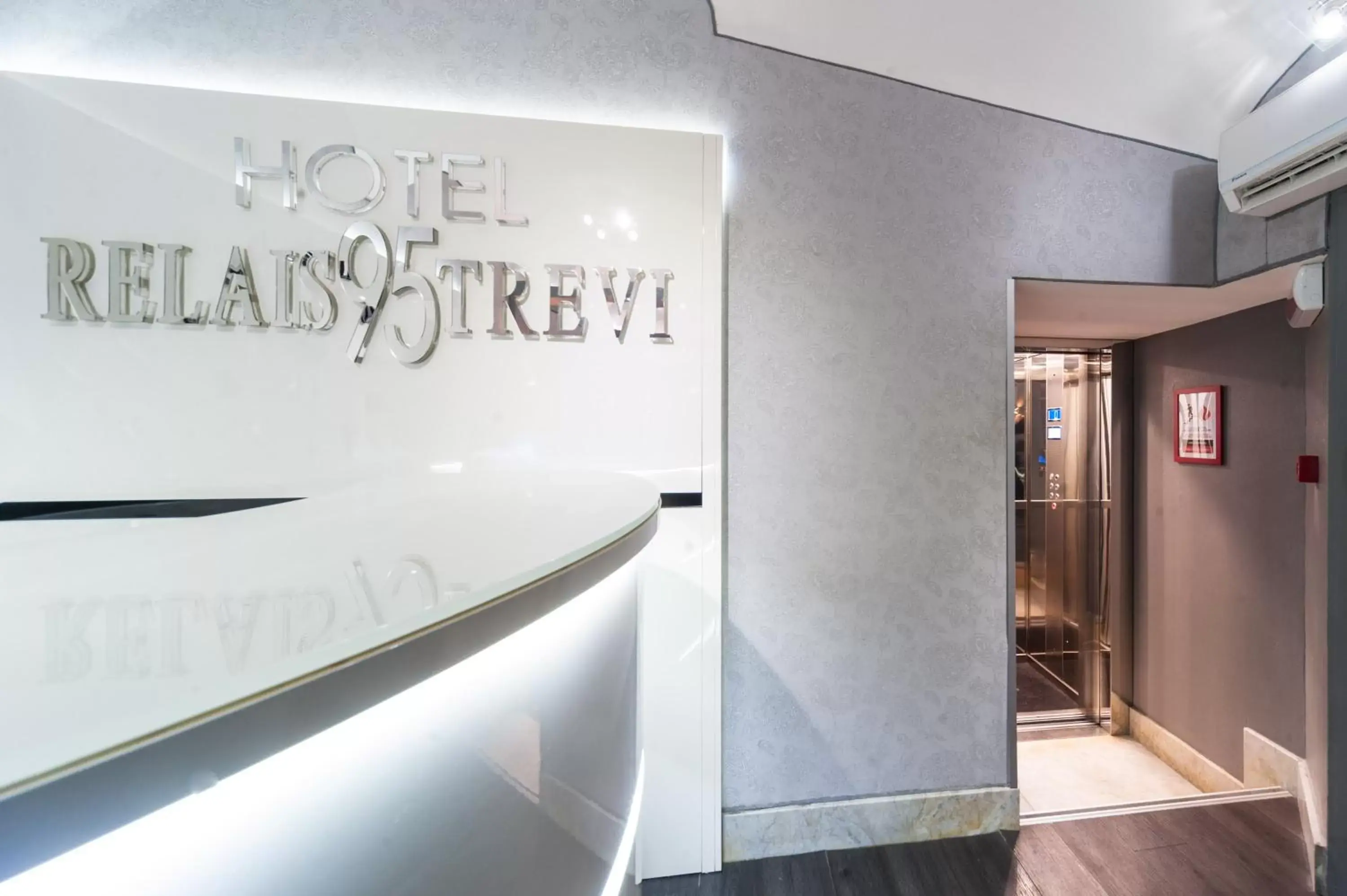 Lobby or reception in Relais Trevi 95 Boutique Hotel