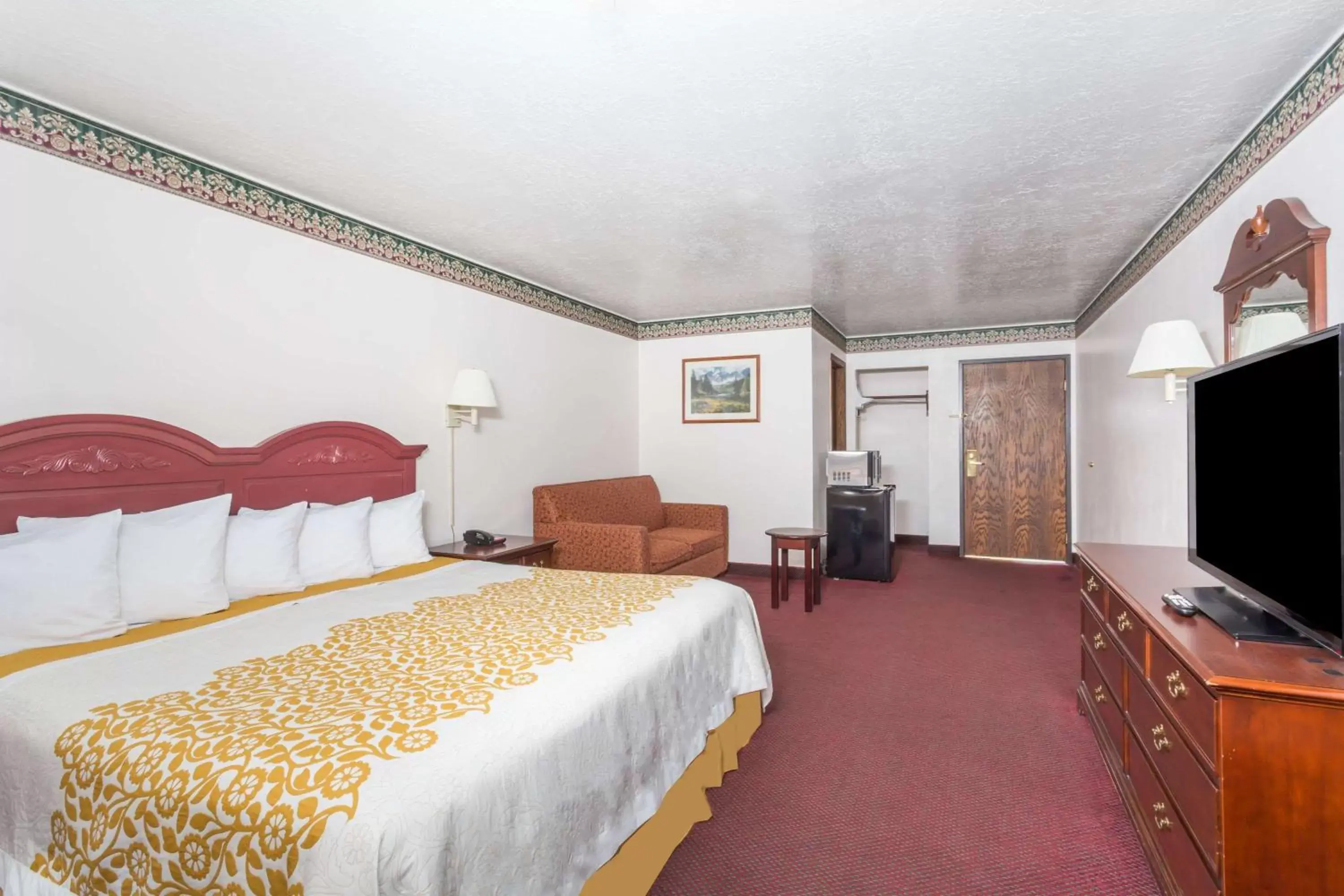 Photo of the whole room, Bed in Days Inn by Wyndham Evanston WY