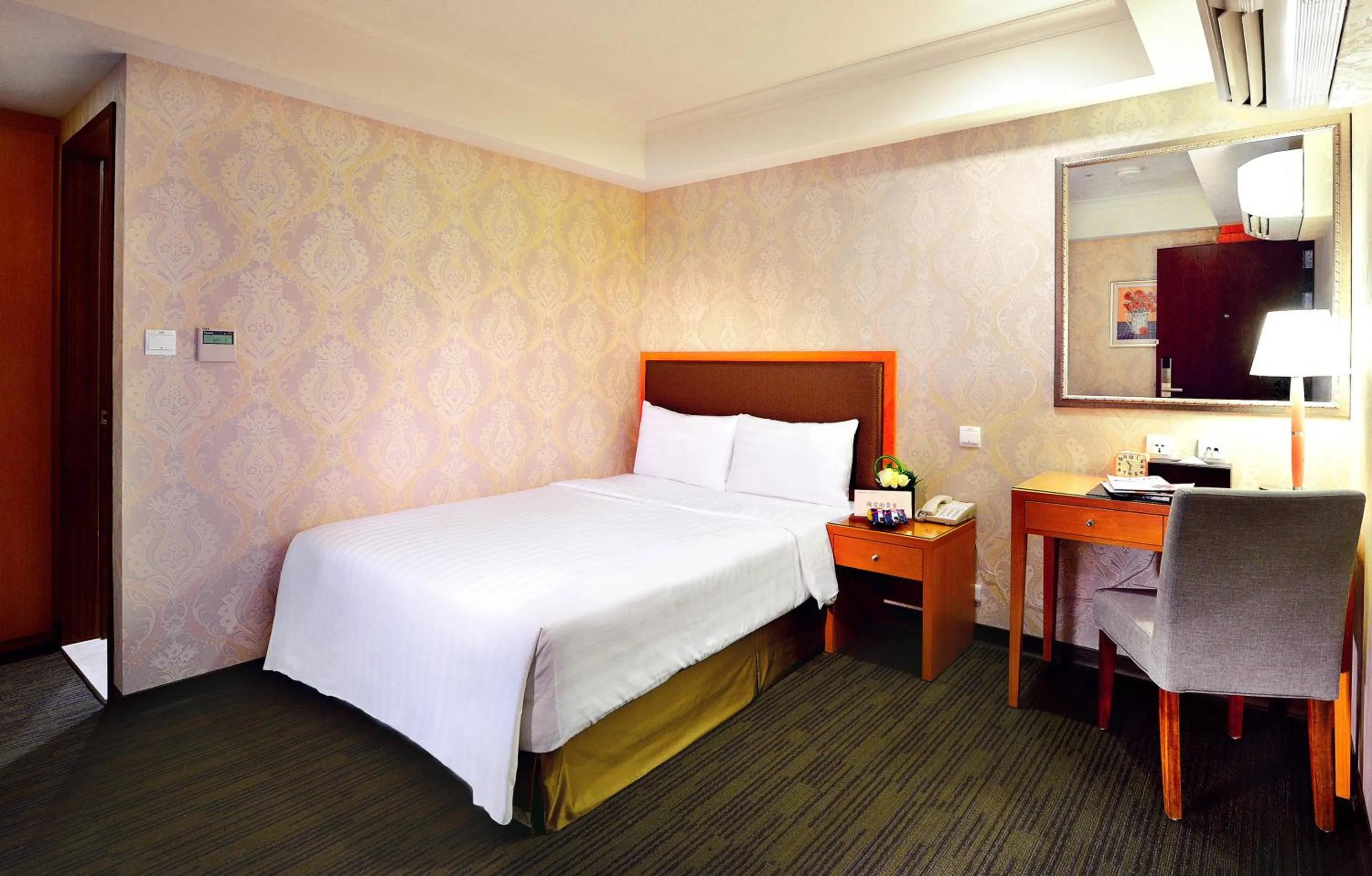 Photo of the whole room, Bed in Fuward Hotel Tainan