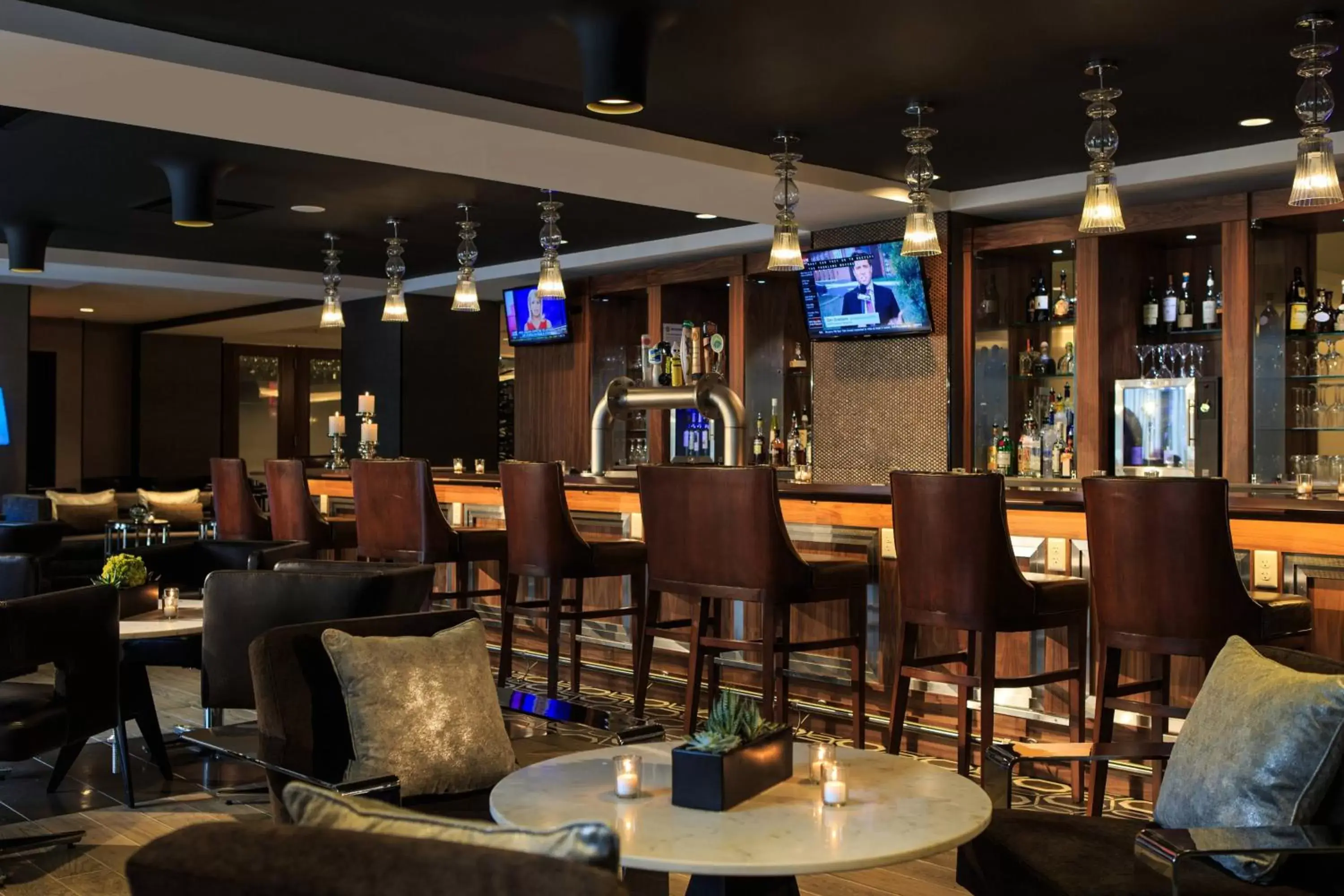 Lounge or bar, Restaurant/Places to Eat in Renaissance Cincinnati Downtown Hotel
