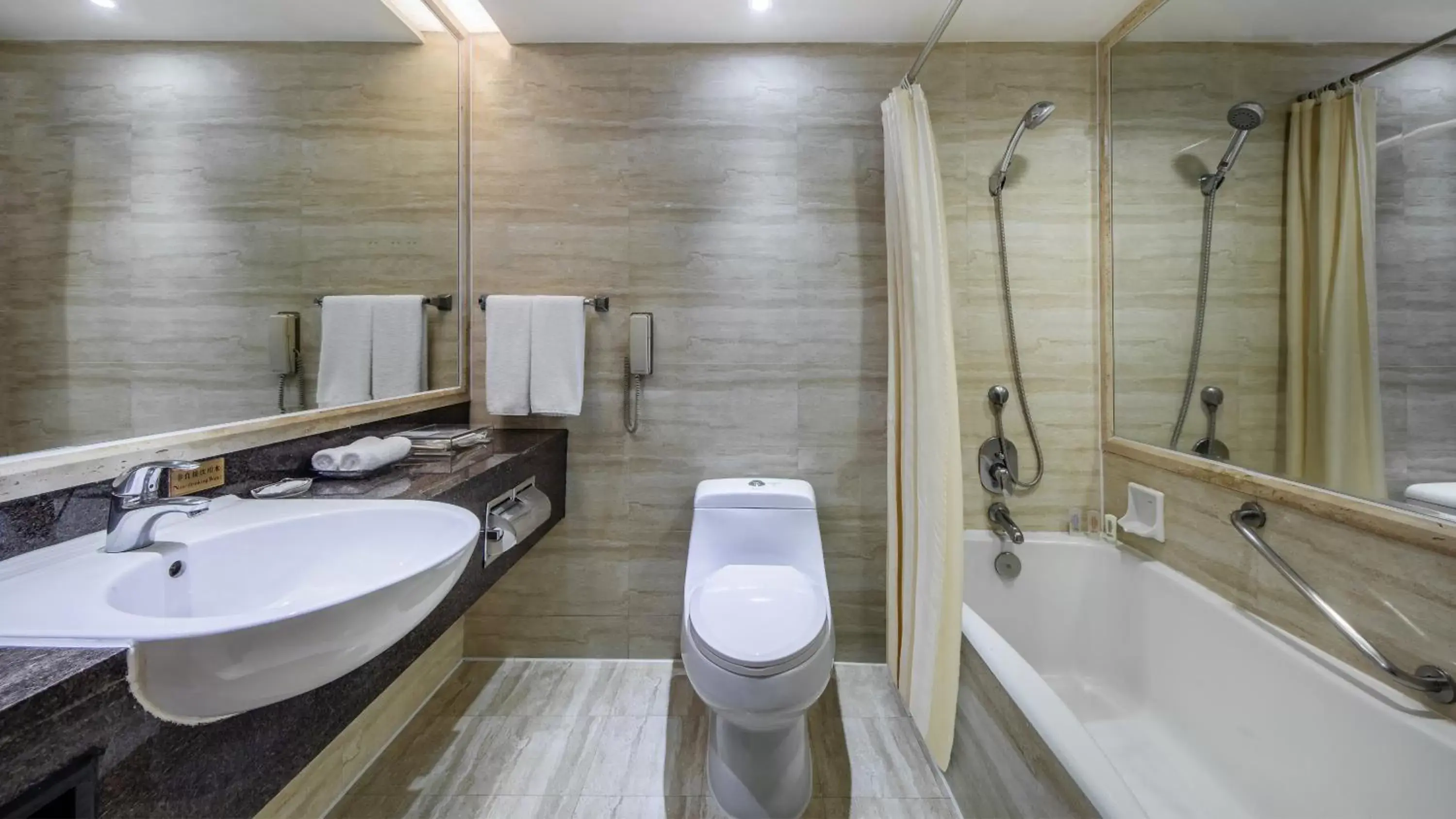 Bathroom in Crowne Plaza Foshan, an IHG Hotel - Exclusive bus stations for HKSAR round-trips