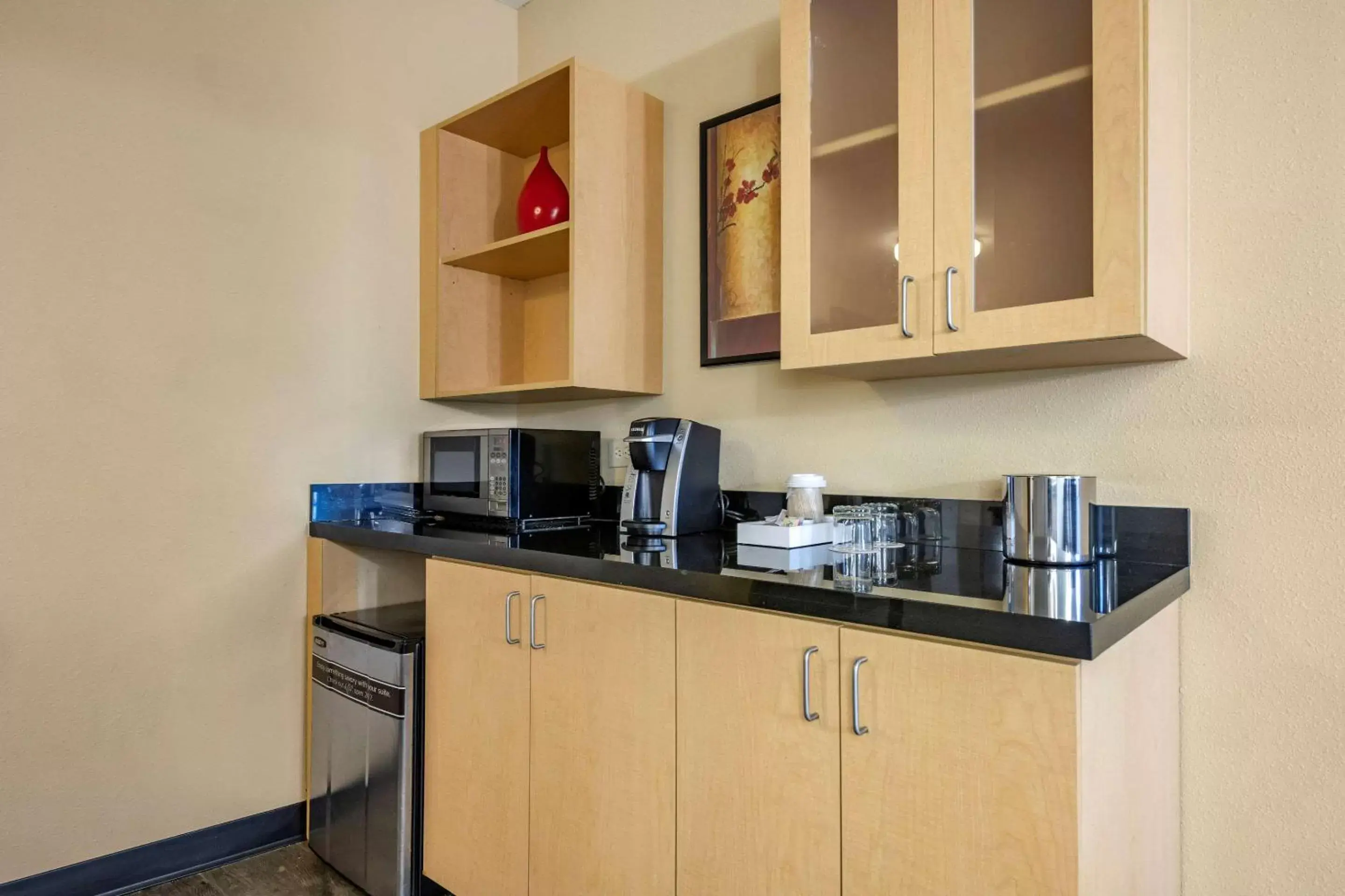 Bedroom, Kitchen/Kitchenette in Cambria Hotel Ft Lauderdale, Airport South & Cruise Port