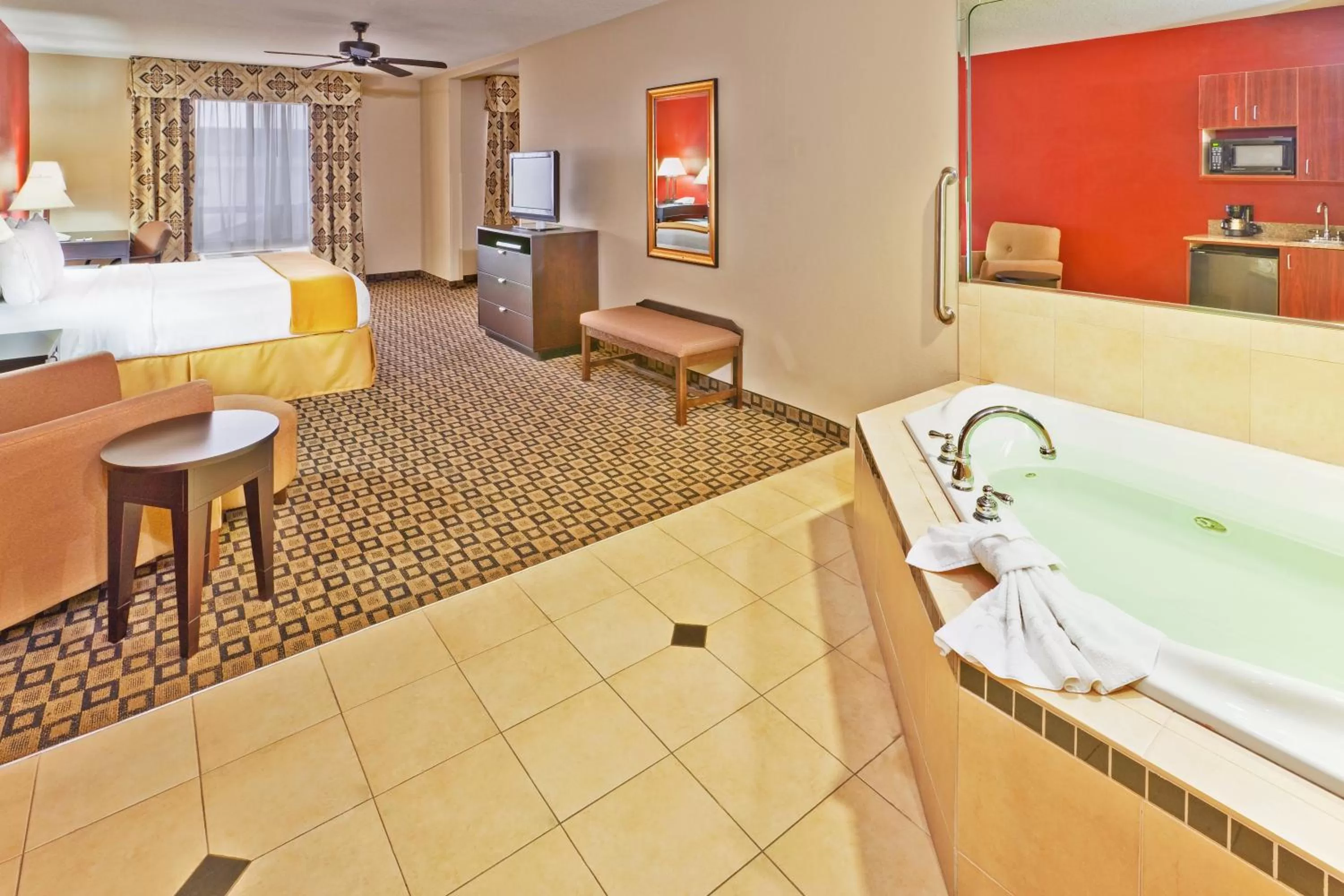 Photo of the whole room, Bed in Holiday Inn Express Hotel & Suites Clinton by IHG