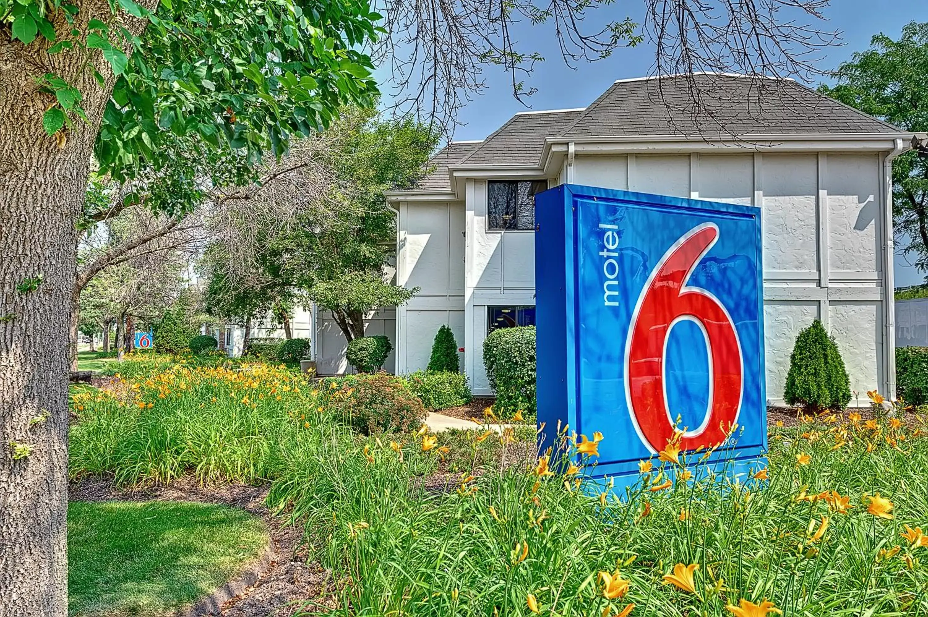 Property logo or sign, Property Building in Motel 6-Glenview, IL - Chicago North