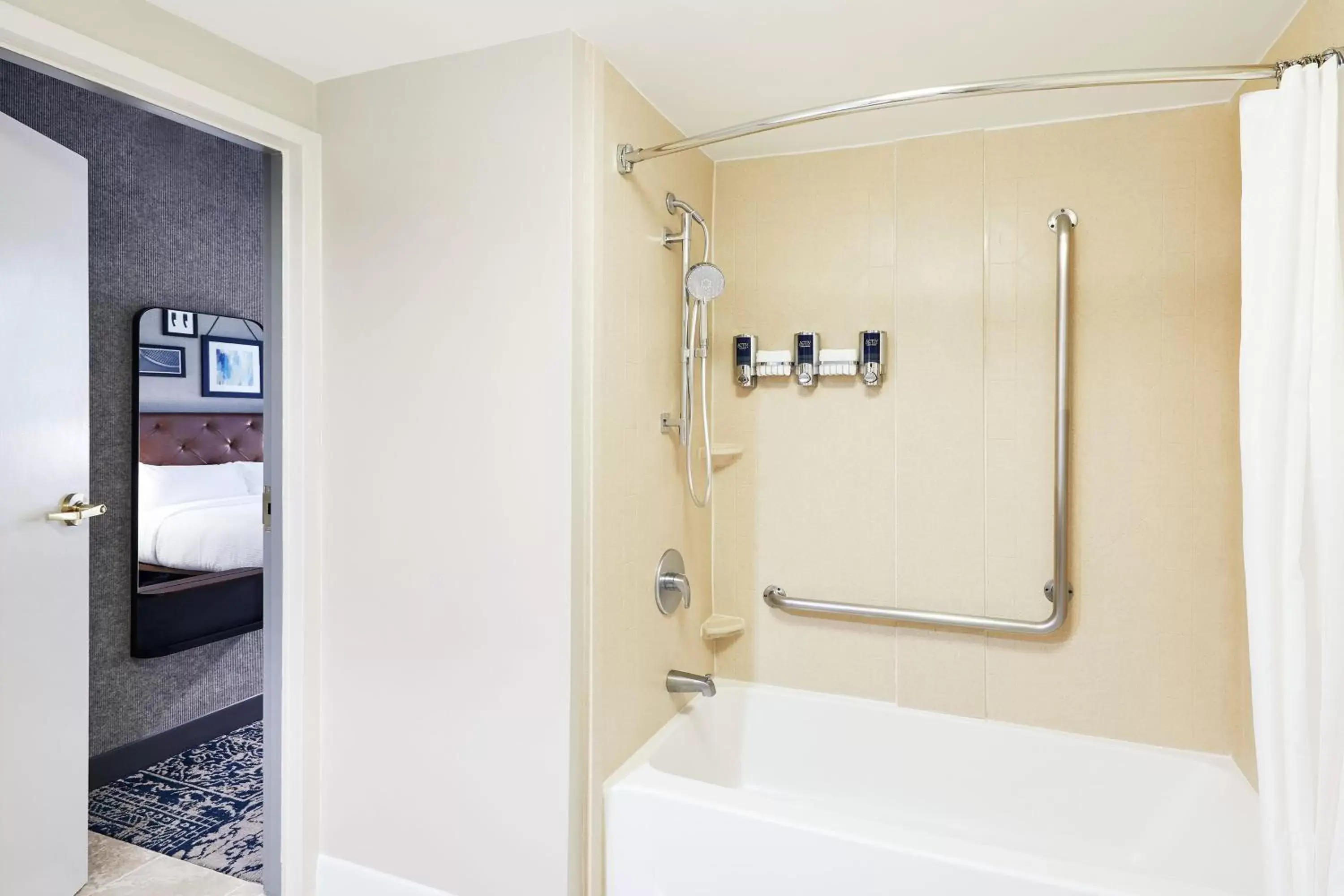 Bathroom in Four Points by Sheraton Chicago Westchester/Oak Brook