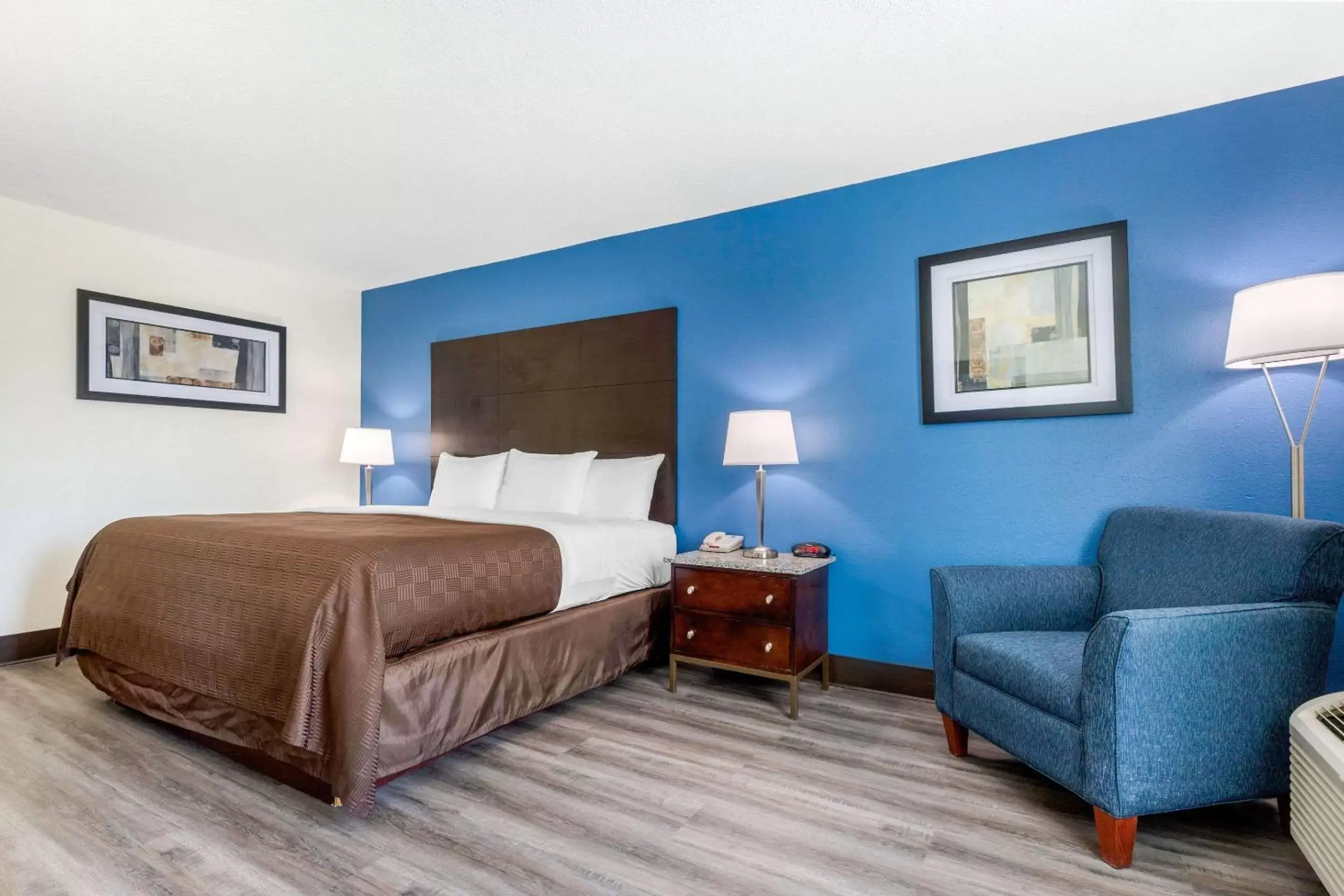 Photo of the whole room in Days Inn and Suites by Wyndham Oxford