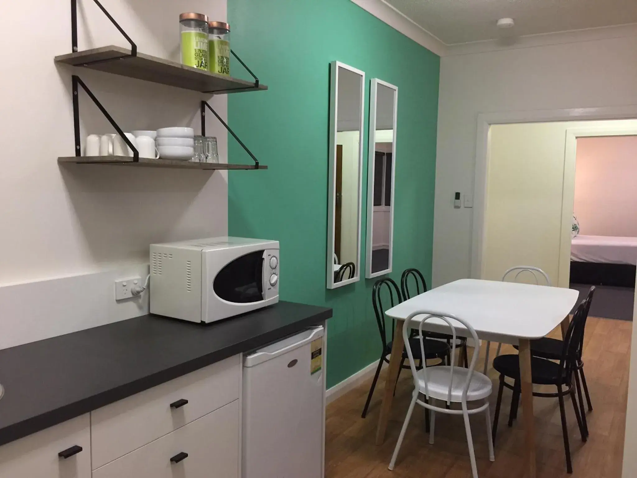 Dining area, Kitchen/Kitchenette in Hibiscus Motel