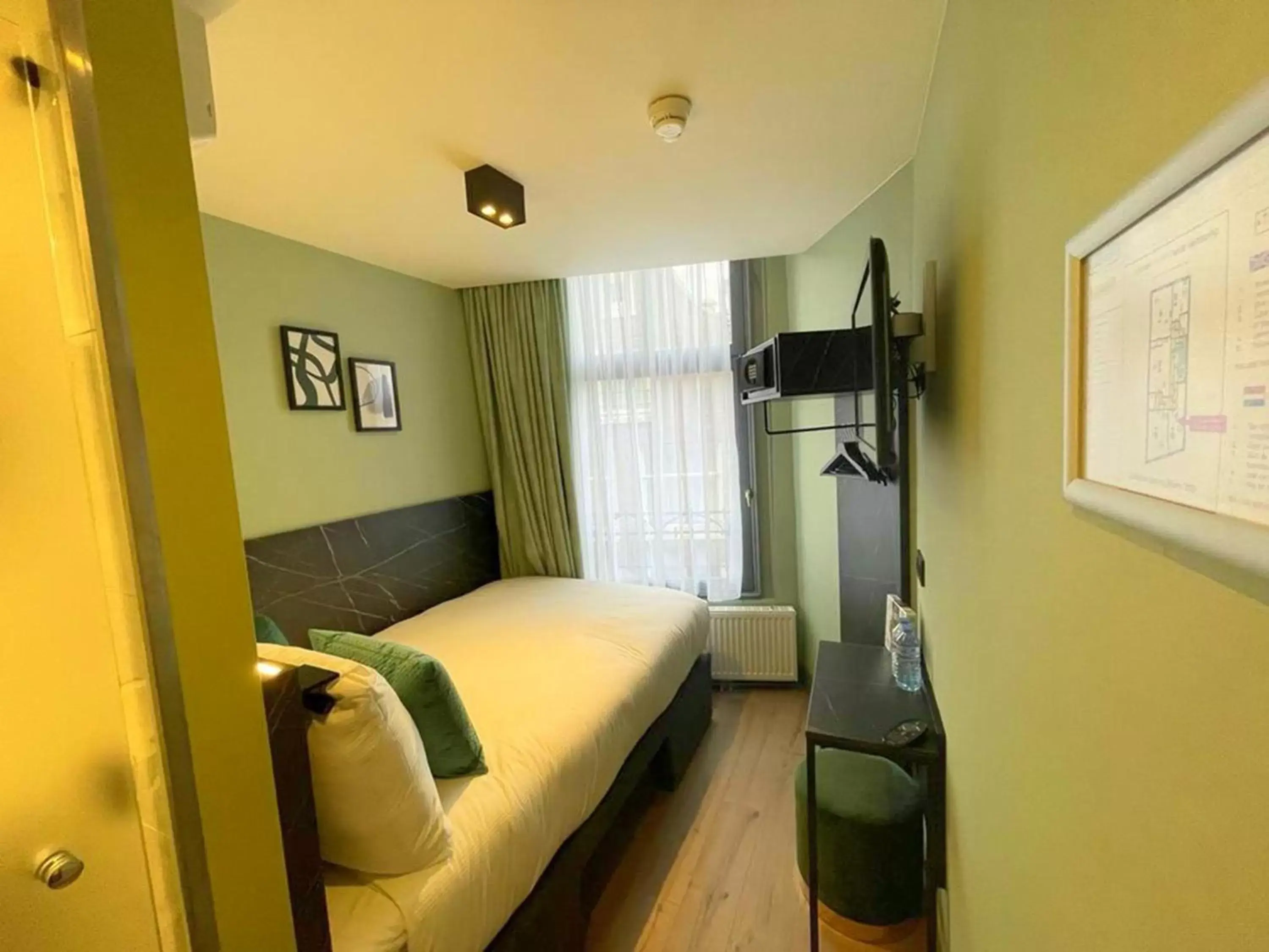 Small Double Room with Private Bathroom in Ciao Papa Hotel Amsterdam Central Station