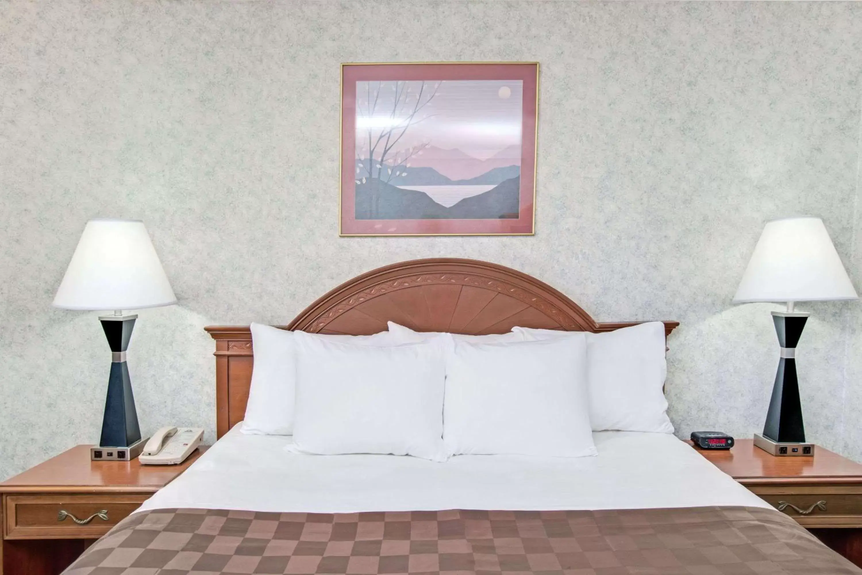 Photo of the whole room, Bed in Days Inn by Wyndham Los Angeles LAX/ Redondo&ManhattanBeach