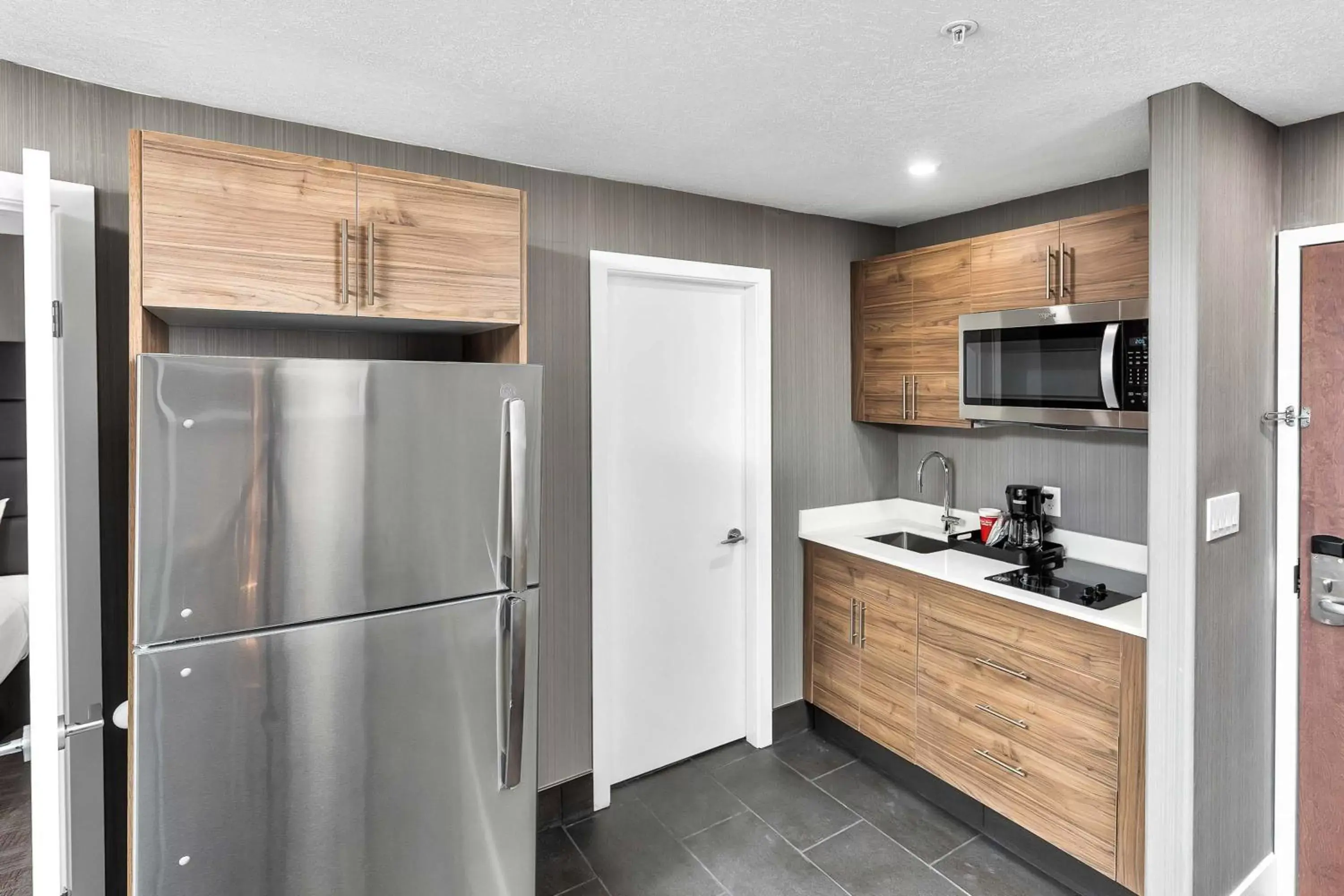 Photo of the whole room, Kitchen/Kitchenette in Sandman Hotel Grande Prairie