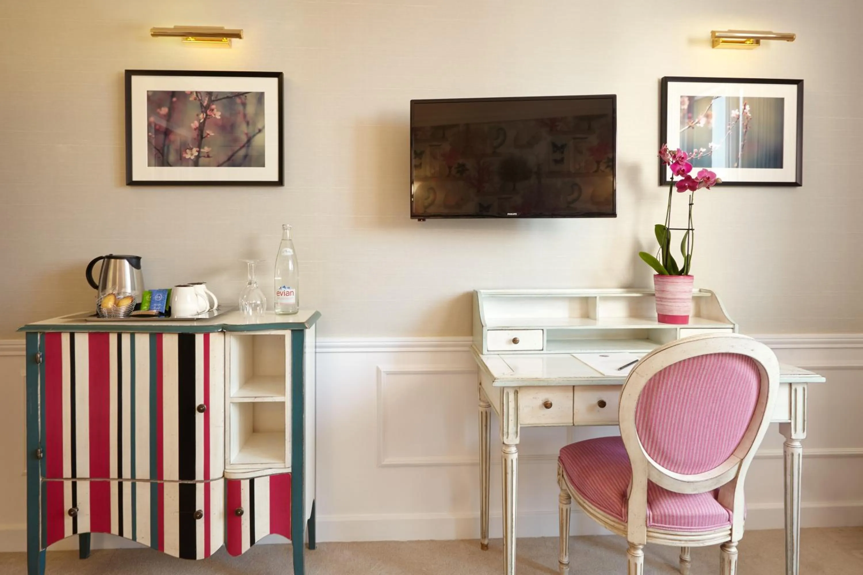 TV and multimedia in Hôtel Relais Saint Jacques Paris