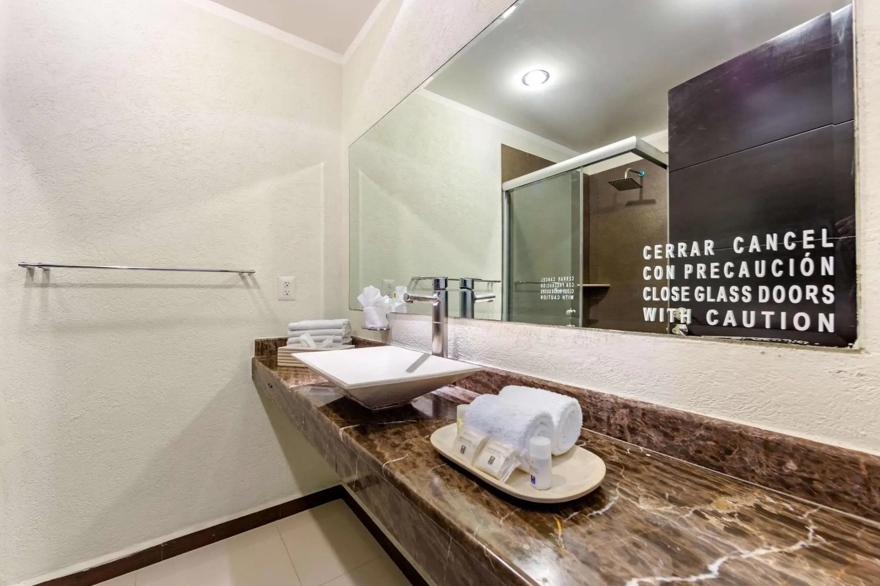 Bathroom in Comfort Inn Cancún Aeropuerto