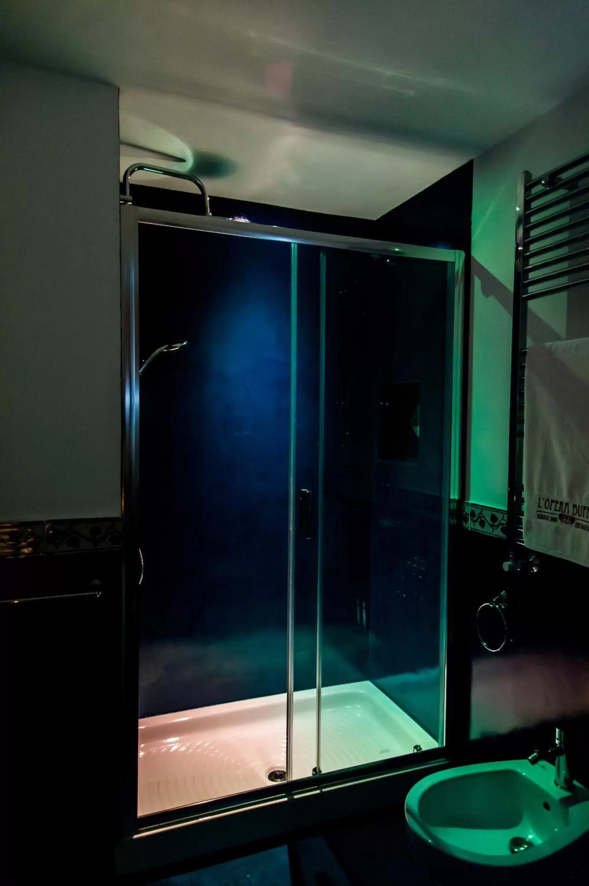 Shower in L'Opera Buffa