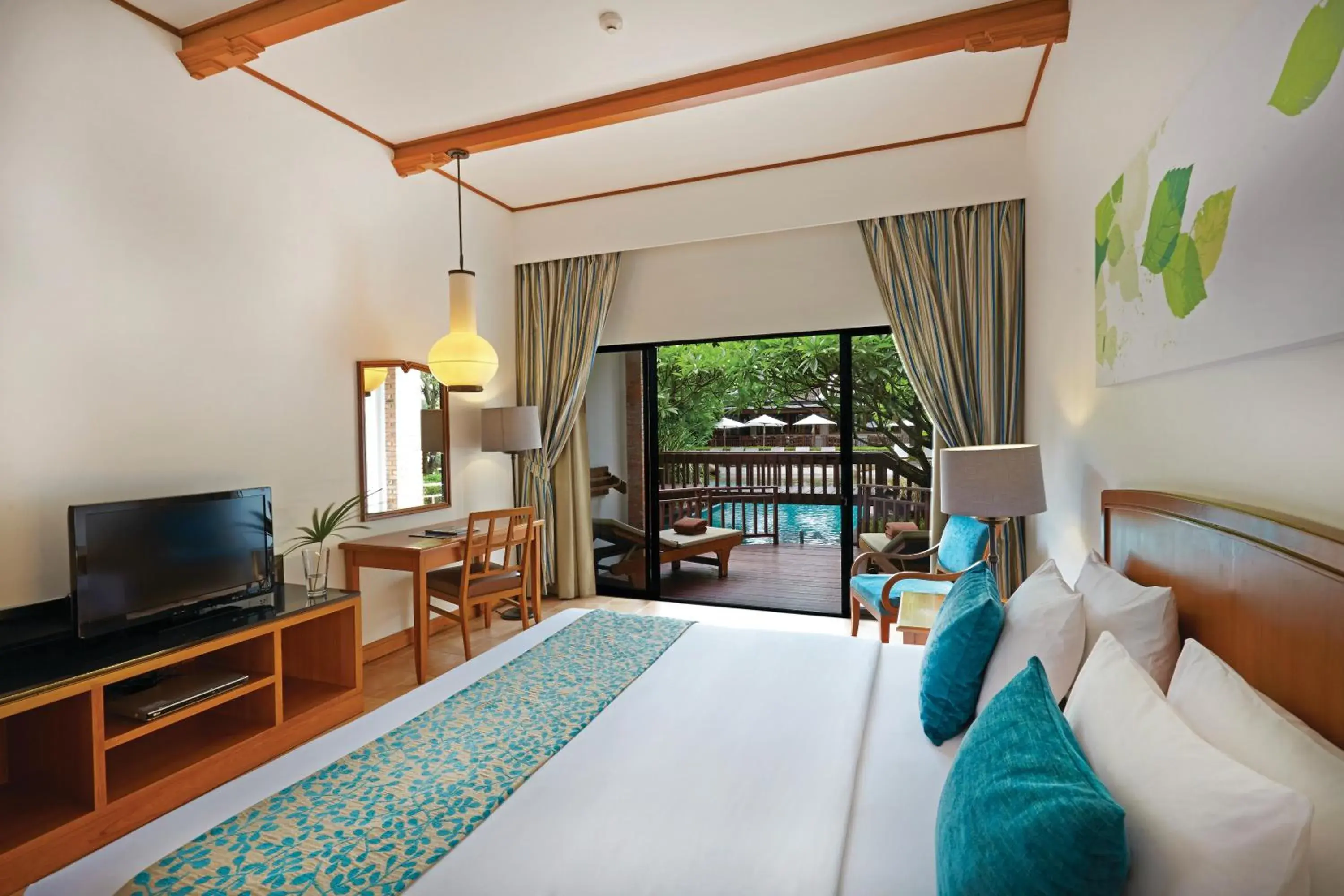 Bed, TV/Entertainment Center in Woodlands Hotel and Resort Pattaya