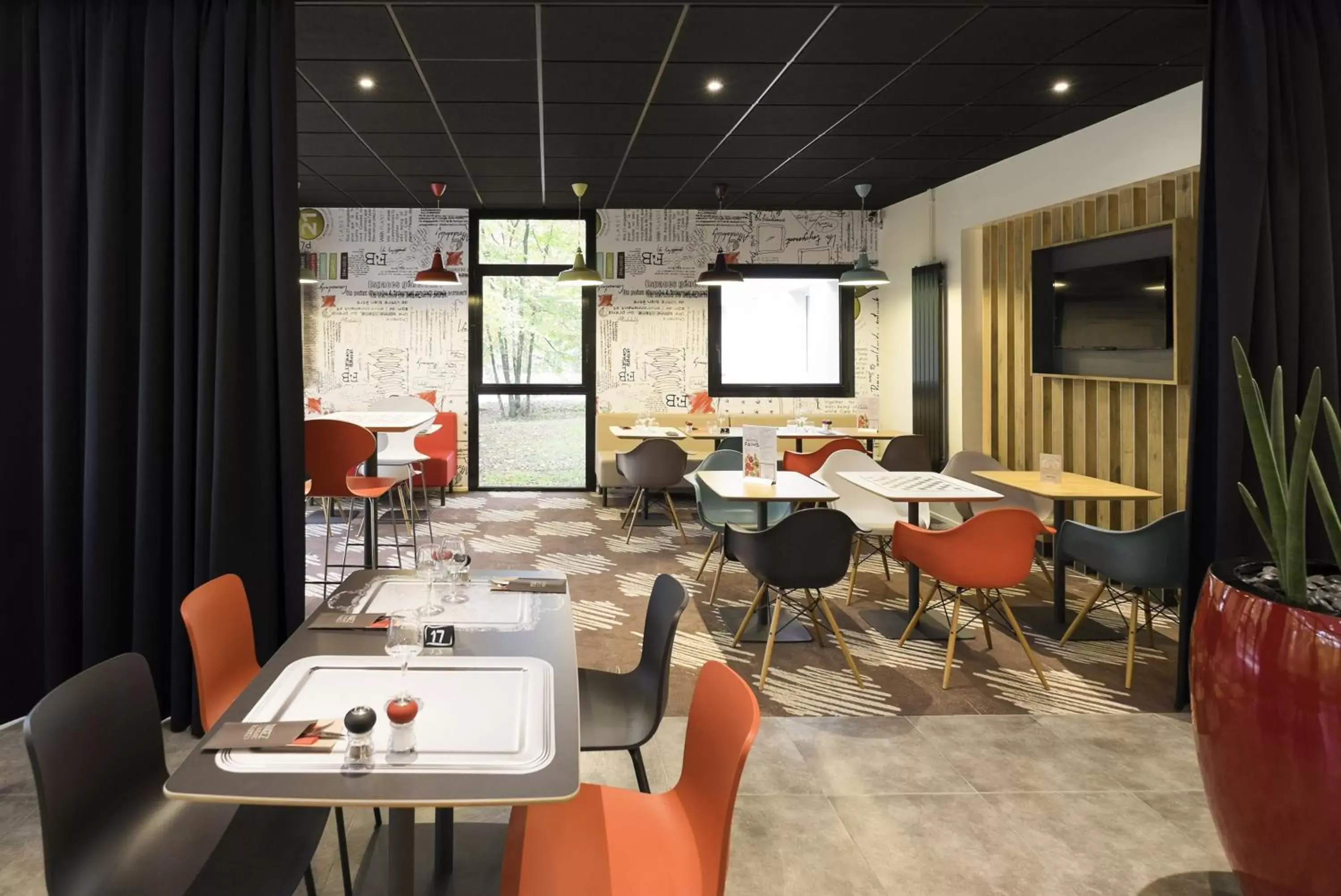 Property building, Restaurant/Places to Eat in ibis Nancy-Brabois