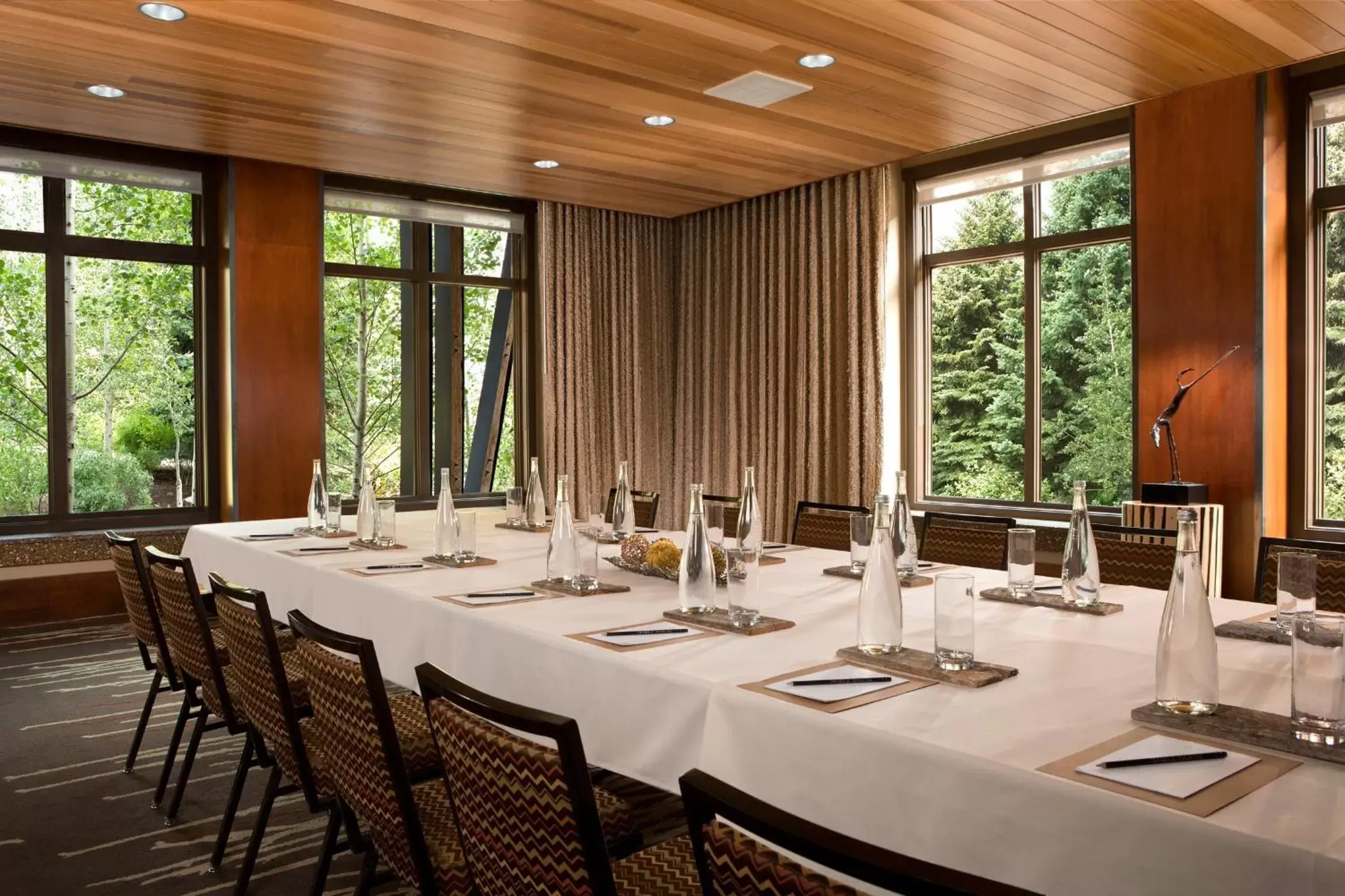 Meeting/conference room, Restaurant/Places to Eat in Hotel Terra Jackson Hole, a Noble House Resort