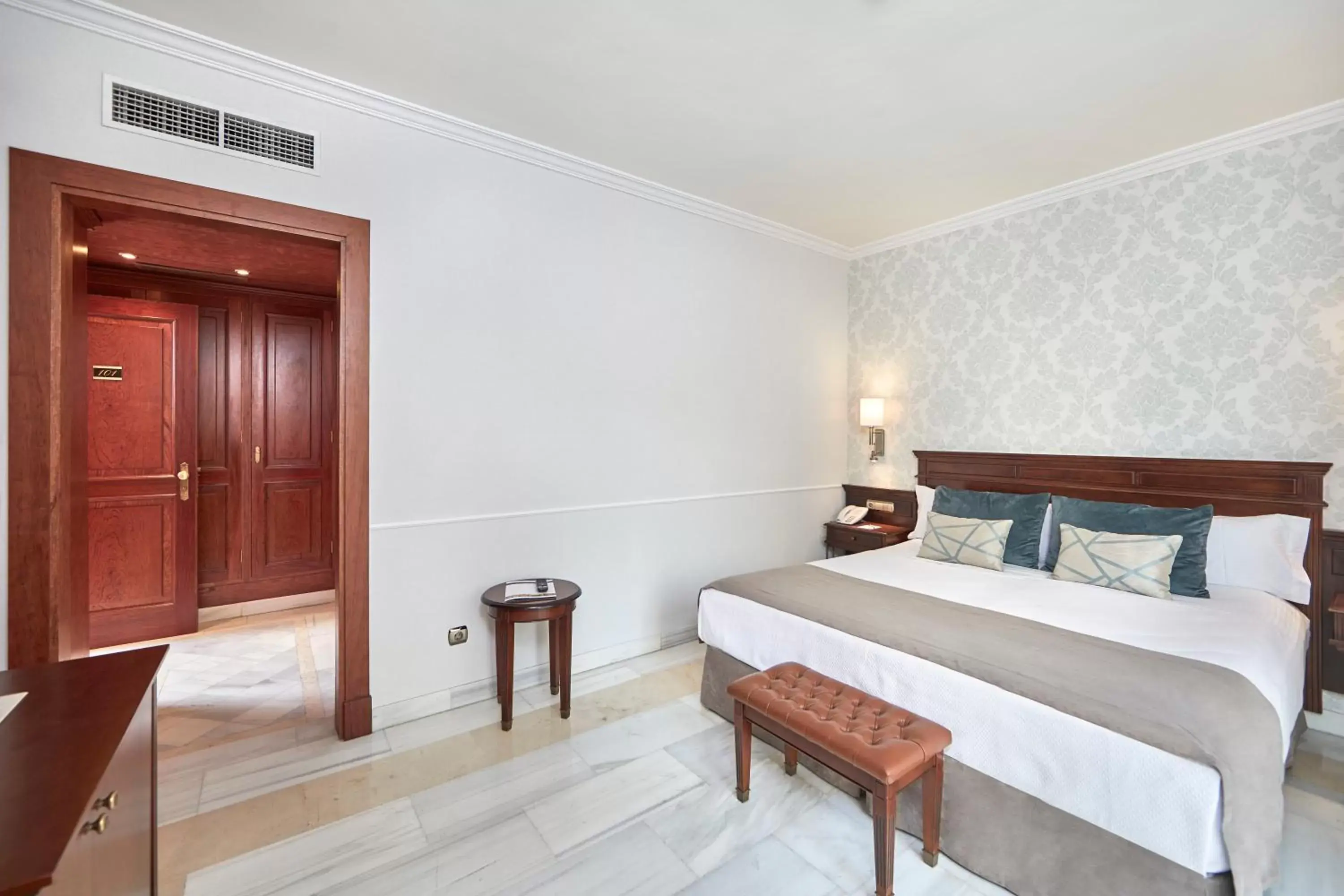 Photo of the whole room, Bed in Bordoy Continental Palma