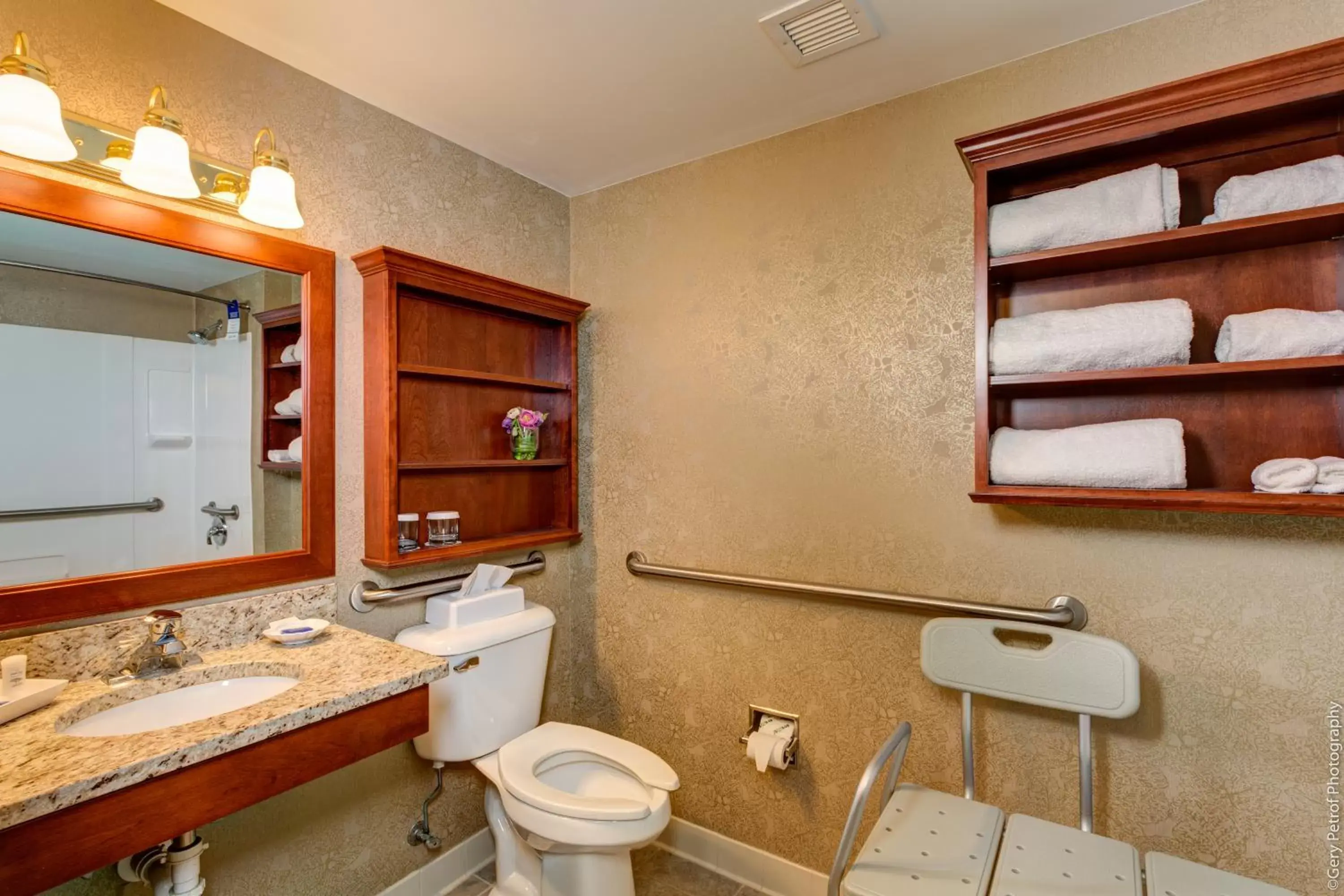 Bathroom in Best Western Plus Mentor-Cleveland Northeast