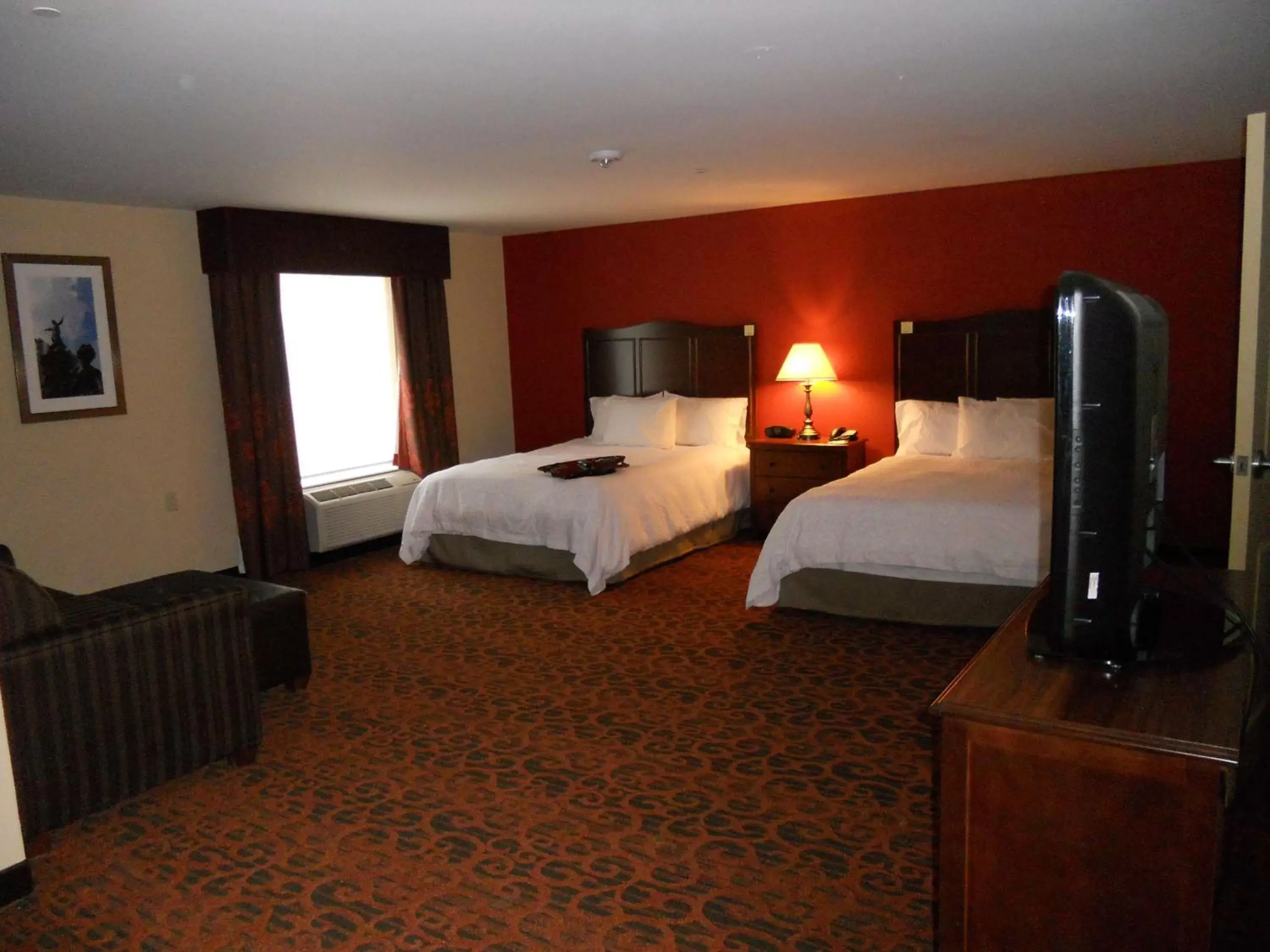 Bed in Hampton Inn & Suites Cincinnati / Uptown - University Area