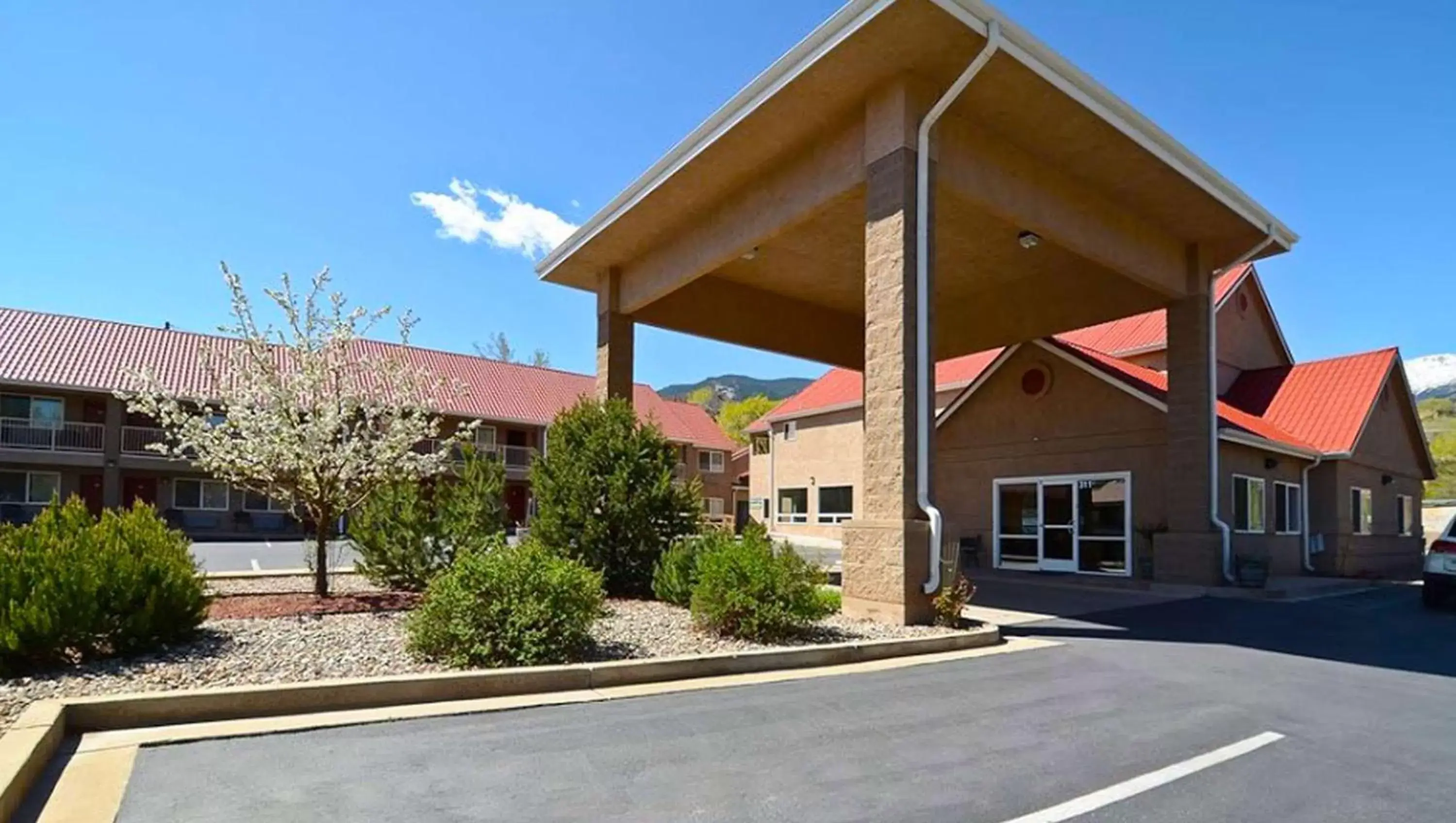 Property Building in Magnuson Hotel Manitou Springs