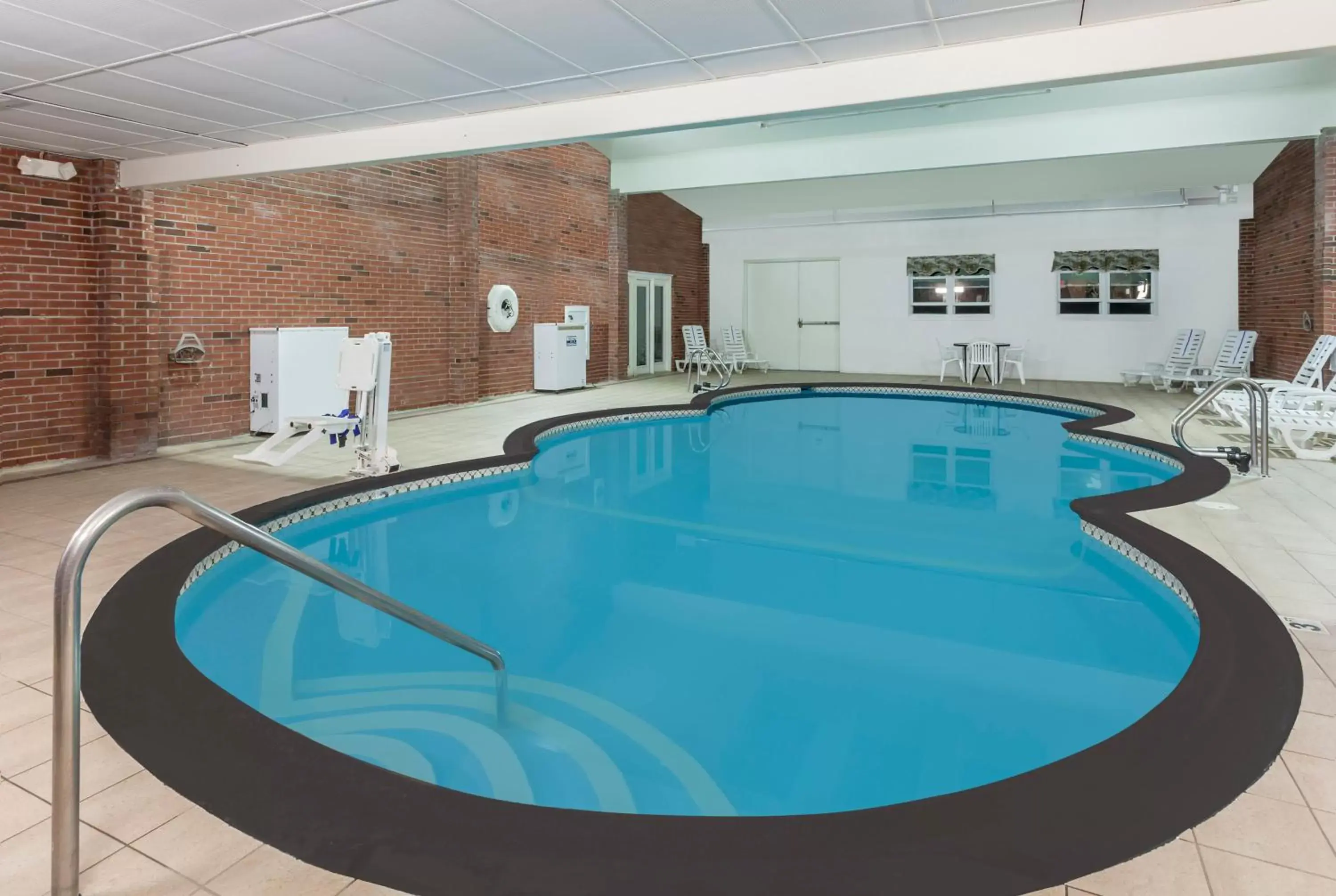 Swimming Pool in Howard Johnson by Wyndham Mystic