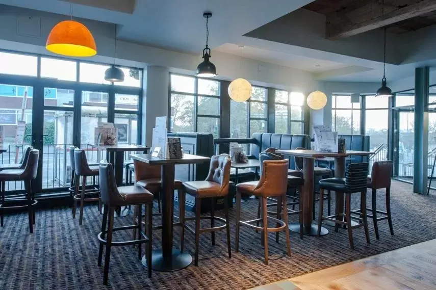 Lounge or bar, Restaurant/Places to Eat in The Saxon Crown Wetherspoon