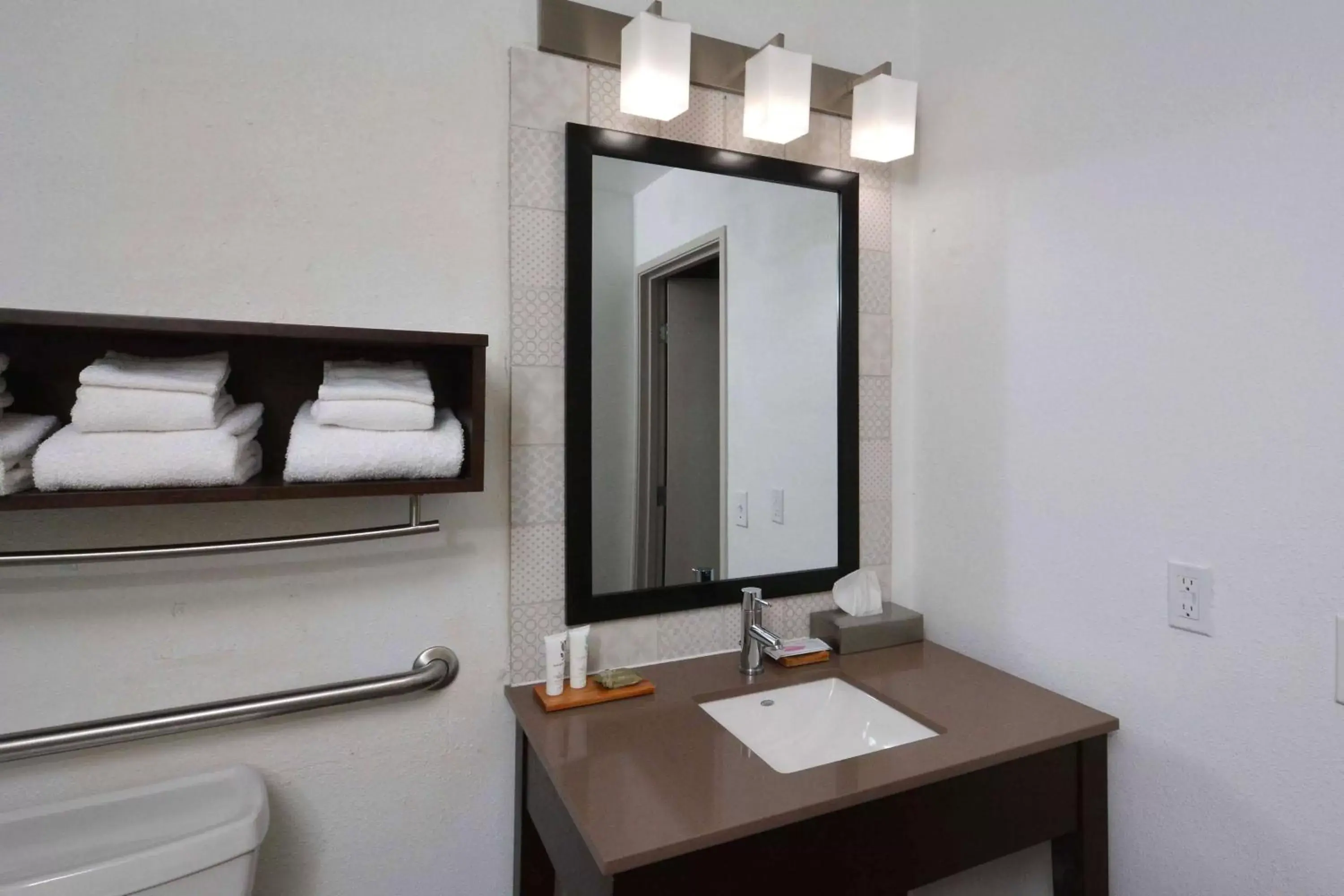 Bathroom in Country Inn & Suites by Radisson Asheville West