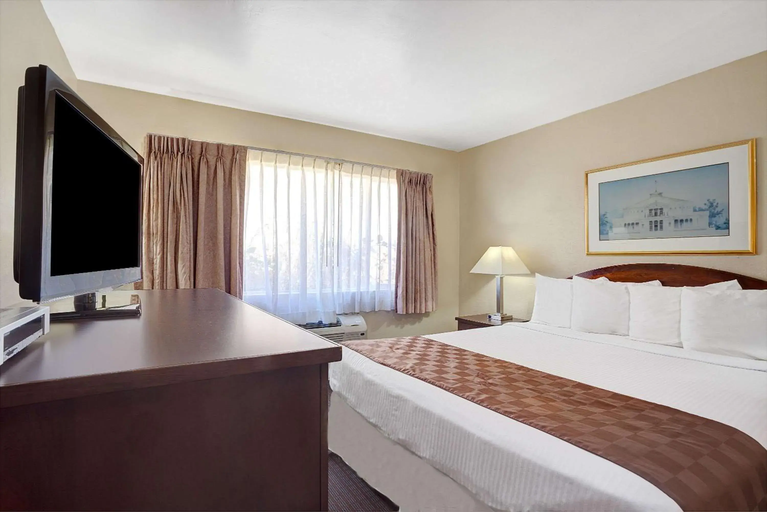 Photo of the whole room, Bed in Travelodge by Wyndham Everett City Center