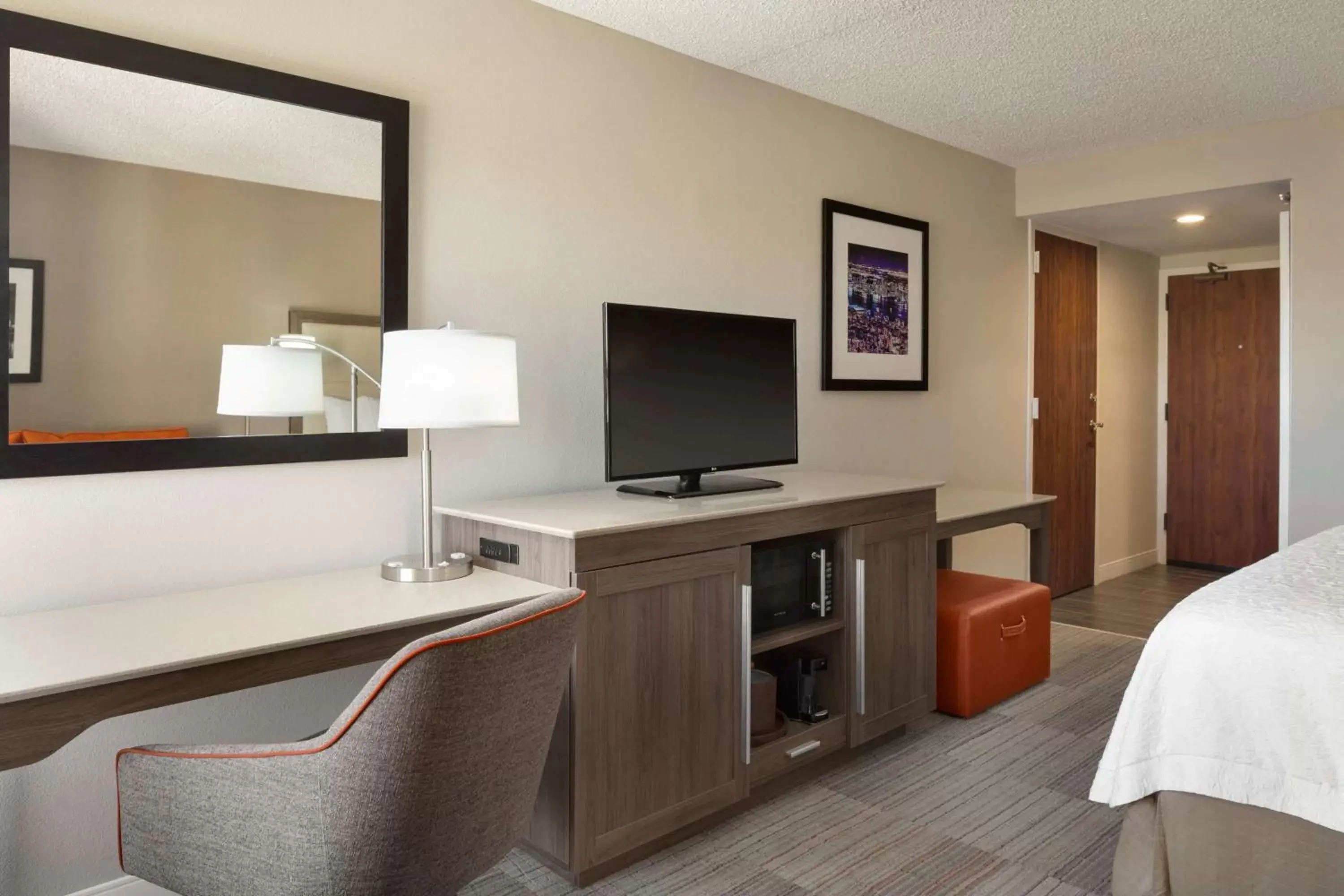 Bed, TV/Entertainment Center in Hampton Inn Philadelphia/Mt. Laurel